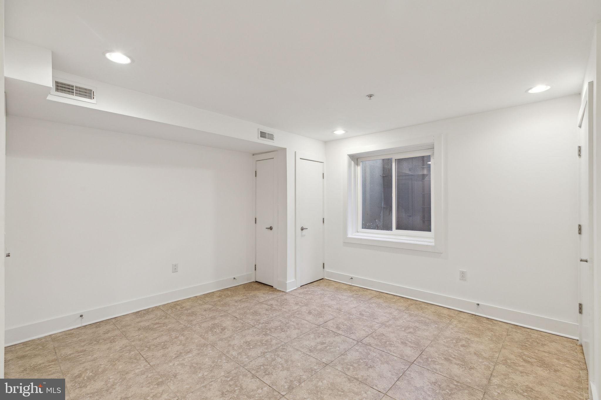 QUEEN VILLAGE - Residential