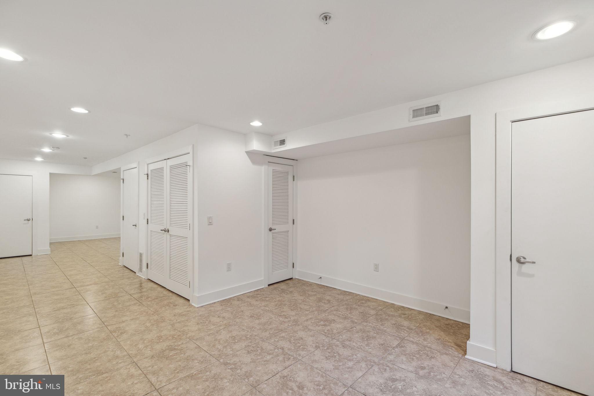 QUEEN VILLAGE - Residential