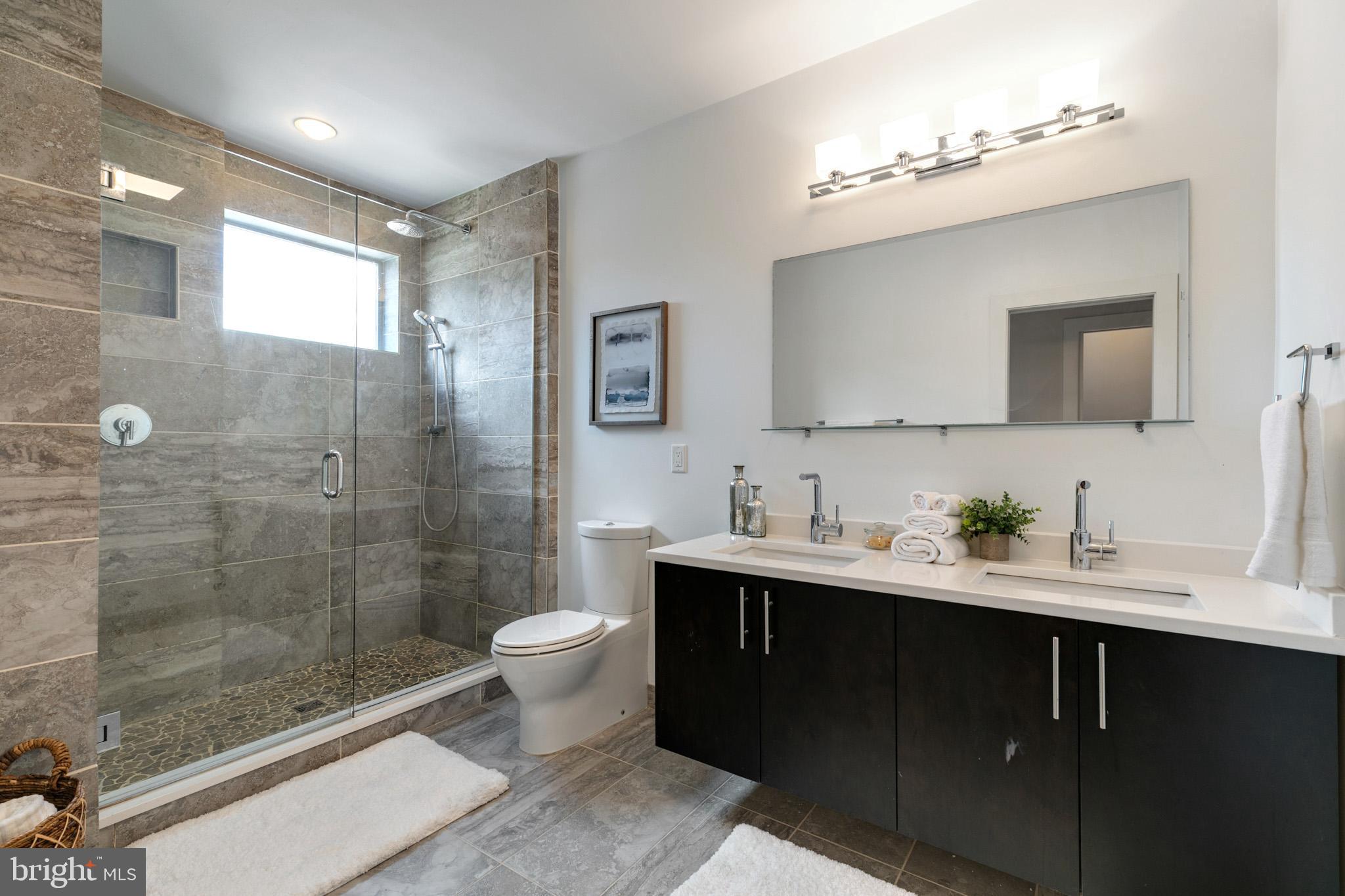 QUEEN VILLAGE - Residential