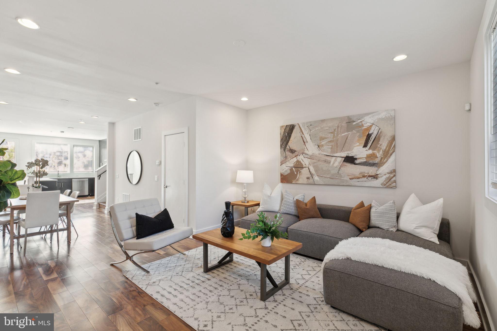 QUEEN VILLAGE - Residential