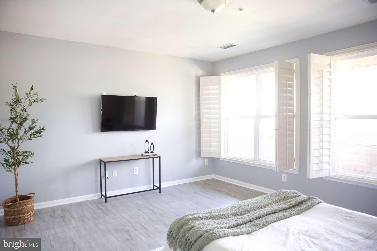 OYSTER BAY CONDOMINIUMS - Residential