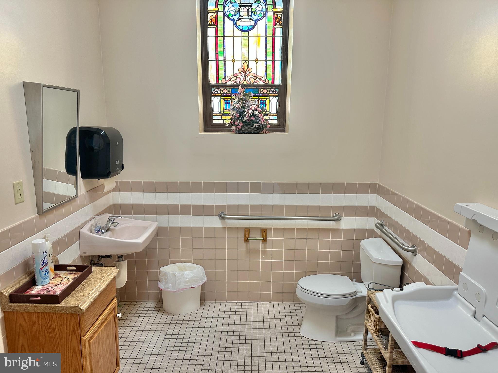 Main image without alt text