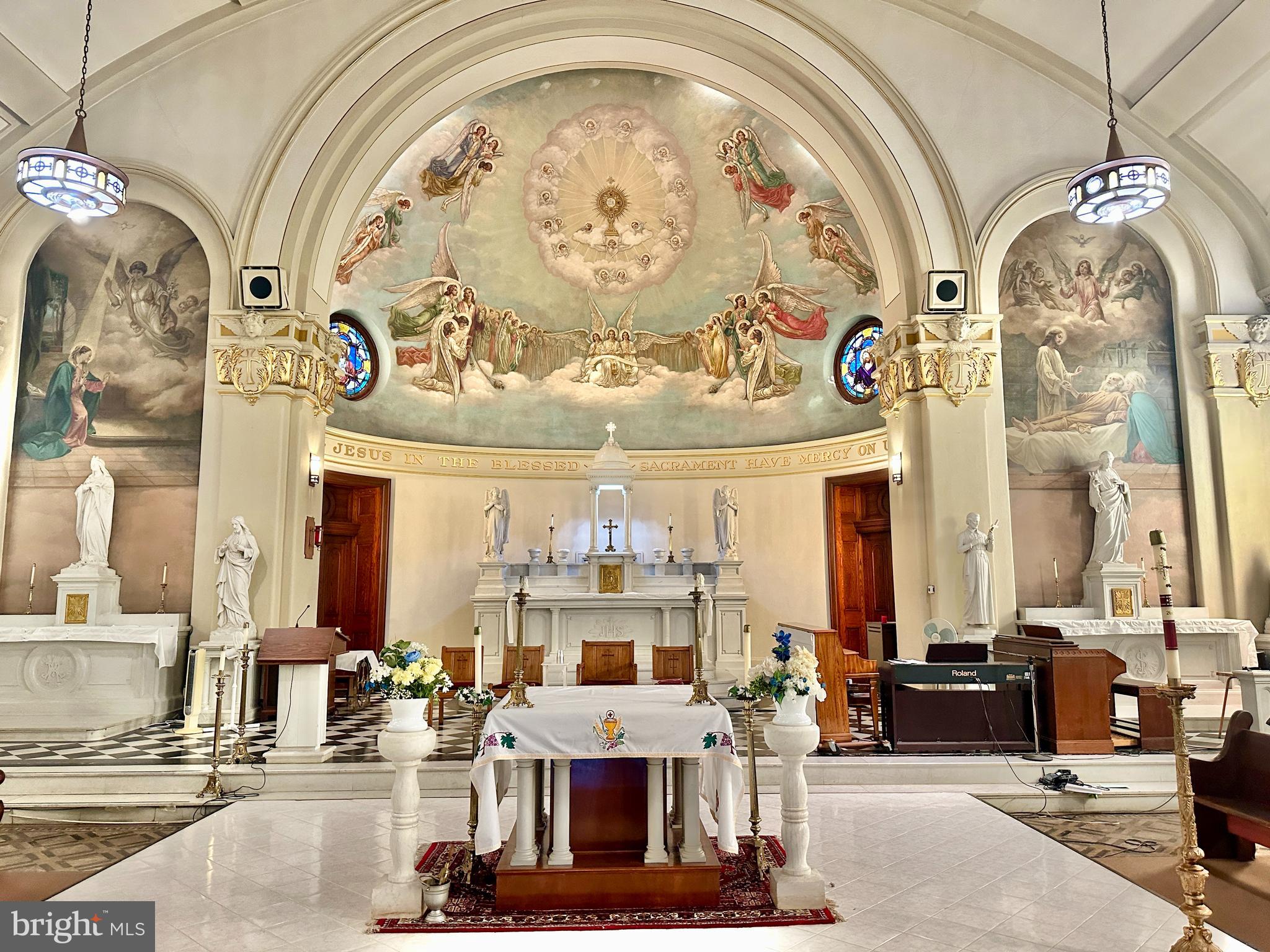 Main image without alt text