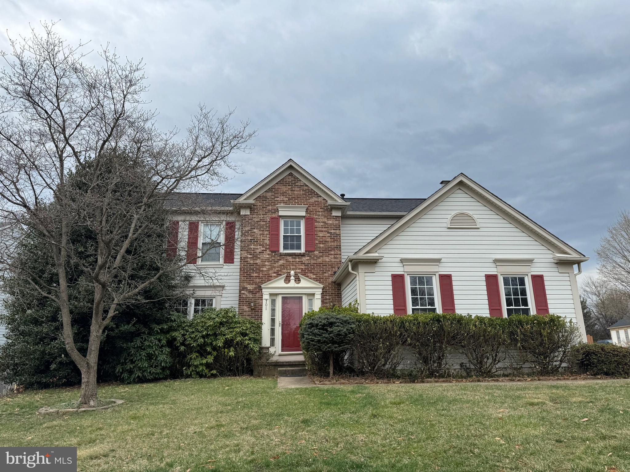 Beautiful single family home for rent in Exeter with 4 Bedrooms 3.5 bath. Kitchen & bathrooms remodeled in 2015 , Hardwood floors on main & upper level. Built in book cases in family room. Beautiful corner lot with a high panel privacy fully fenced yard. 3 finished levels . Upper level laundry. 2 car side load garage. Walk to Ida Lee & Historic Leesburg. 
. NO CATS!!!!!