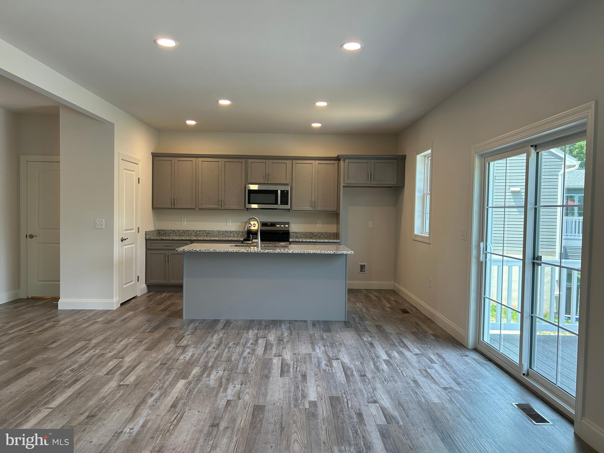 WOODLAND HILLS - Residential