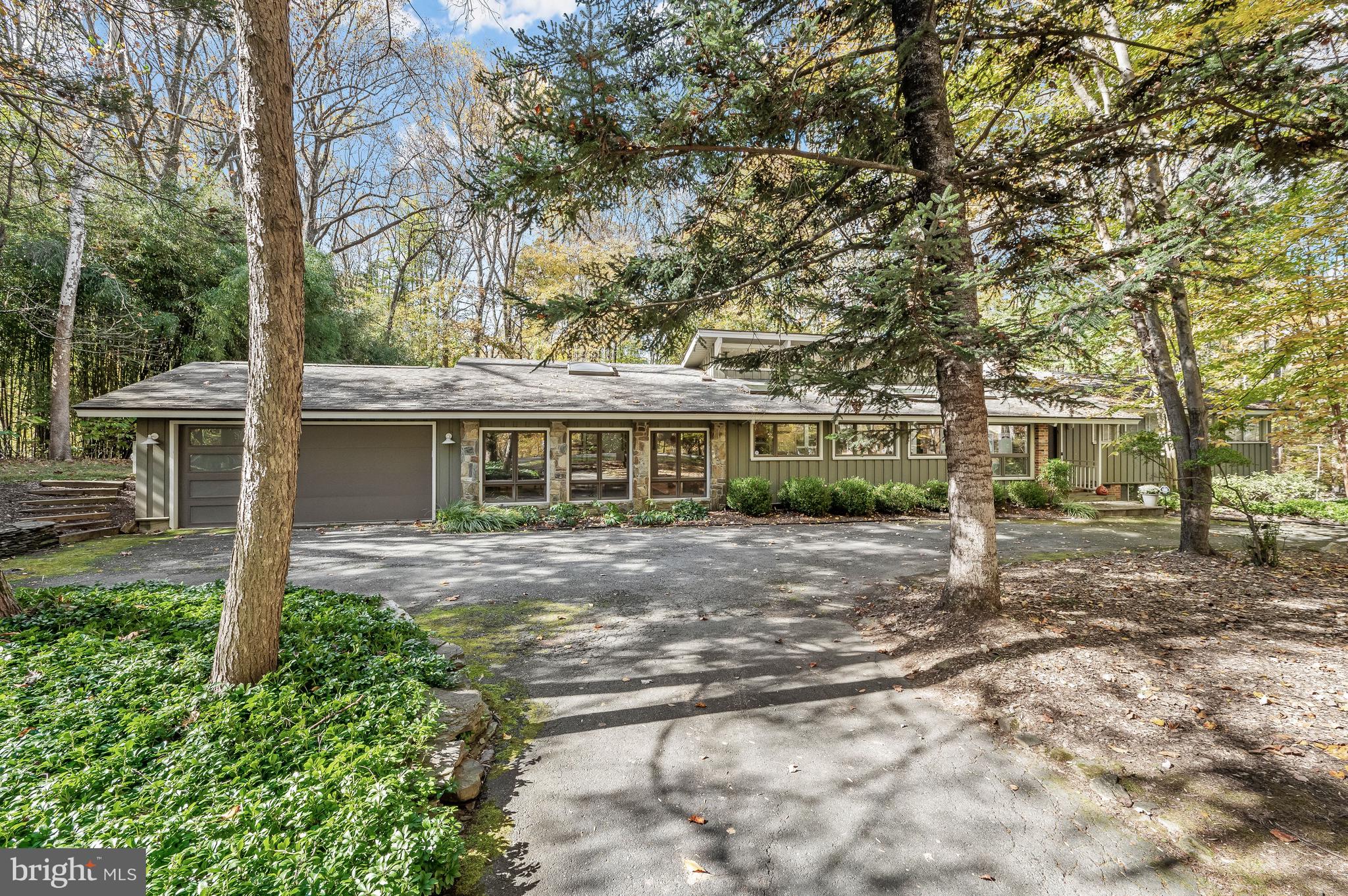 10113 Bevern Lane is a Mid-Century Modern masterpiece that features exceptional sightlines, an open floor plan and high-end finishes throughout. The floor-to-ceiling windows and numerous skylights embrace the natural surroundings, framing the beautiful foliage and welcoming in an abundance of natural light. Perfectly situated on a quiet cul-de-sac street in Hollinridge, this residence boasts over an acre of land and showcases 5 Bedrooms, 4.5 Baths, and approximately 4,365 total square feet on 2 finished levels. Artfully presented and updated throughout, this Contemporary residence has beautiful elements of design to include cathedral ceilings, elegantly remodeled Baths, a Gourmet Kitchen, and newer Andersen windows. The entry to the property boasts a Circular Driveway to an Attached 2-Car Garage. The neighborhood of Hollinridge is centrally located to some of the area’s most popular restaurants, shops, and services. Located just minutes from Potomac Village, Cabin John Village, Park Potomac, and Travilah Square Shopping Center, there is easy access to entertainment, restaurants, and shops for completing daily errands. Commuting to other parts of Maryland, Virginia, and DC is simplified with the Beltway, River Road, and I-270 nearby. Residents of Hollinridge are inside the boundaries for Wayside Elementary School, Hoover Middle School, and Churchill High School.
***Please Note: Hardwood under carpet in the upper level bedroom wing as well as sitting room/office of primary suite.***