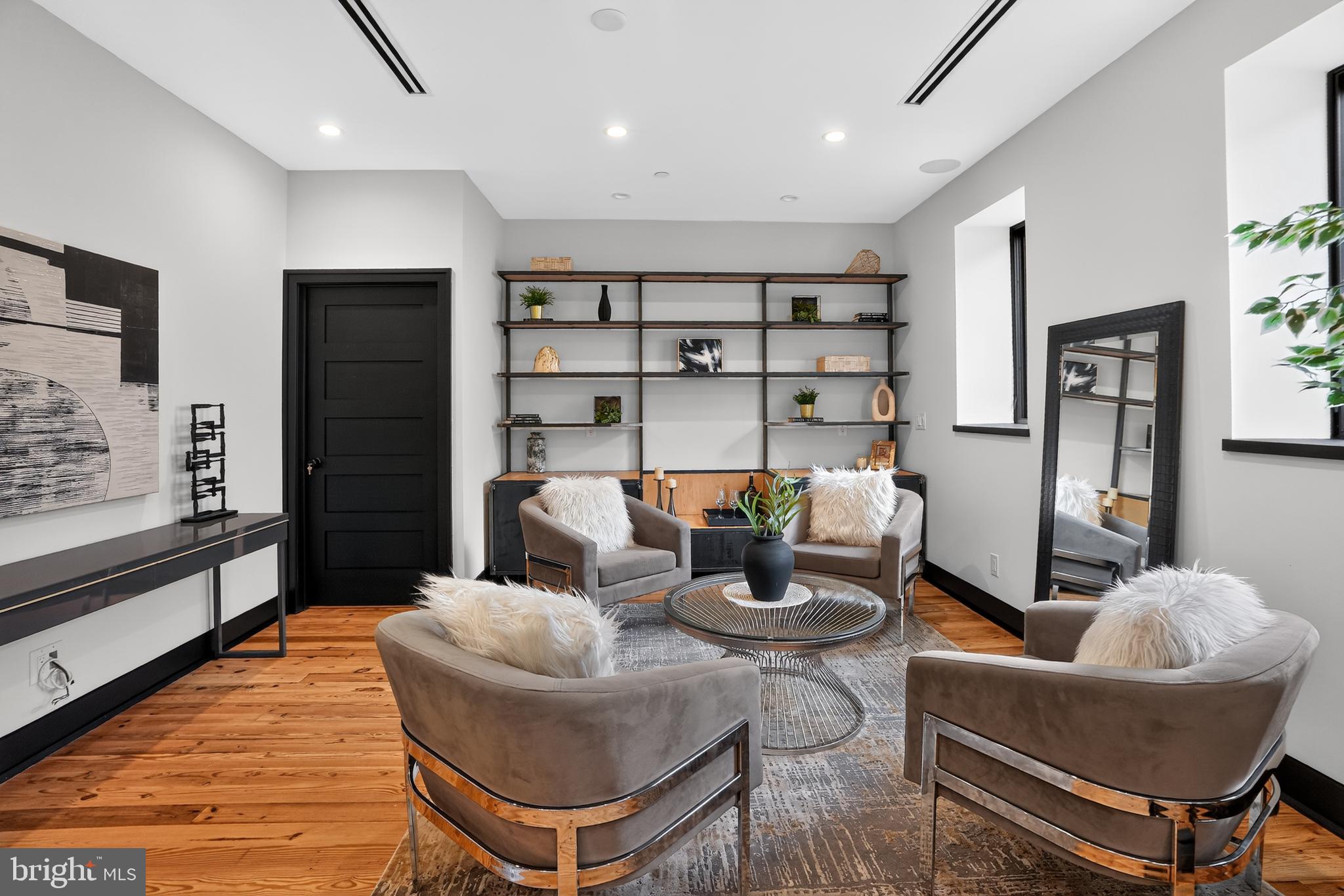 EAST KENSINGTON - Residential