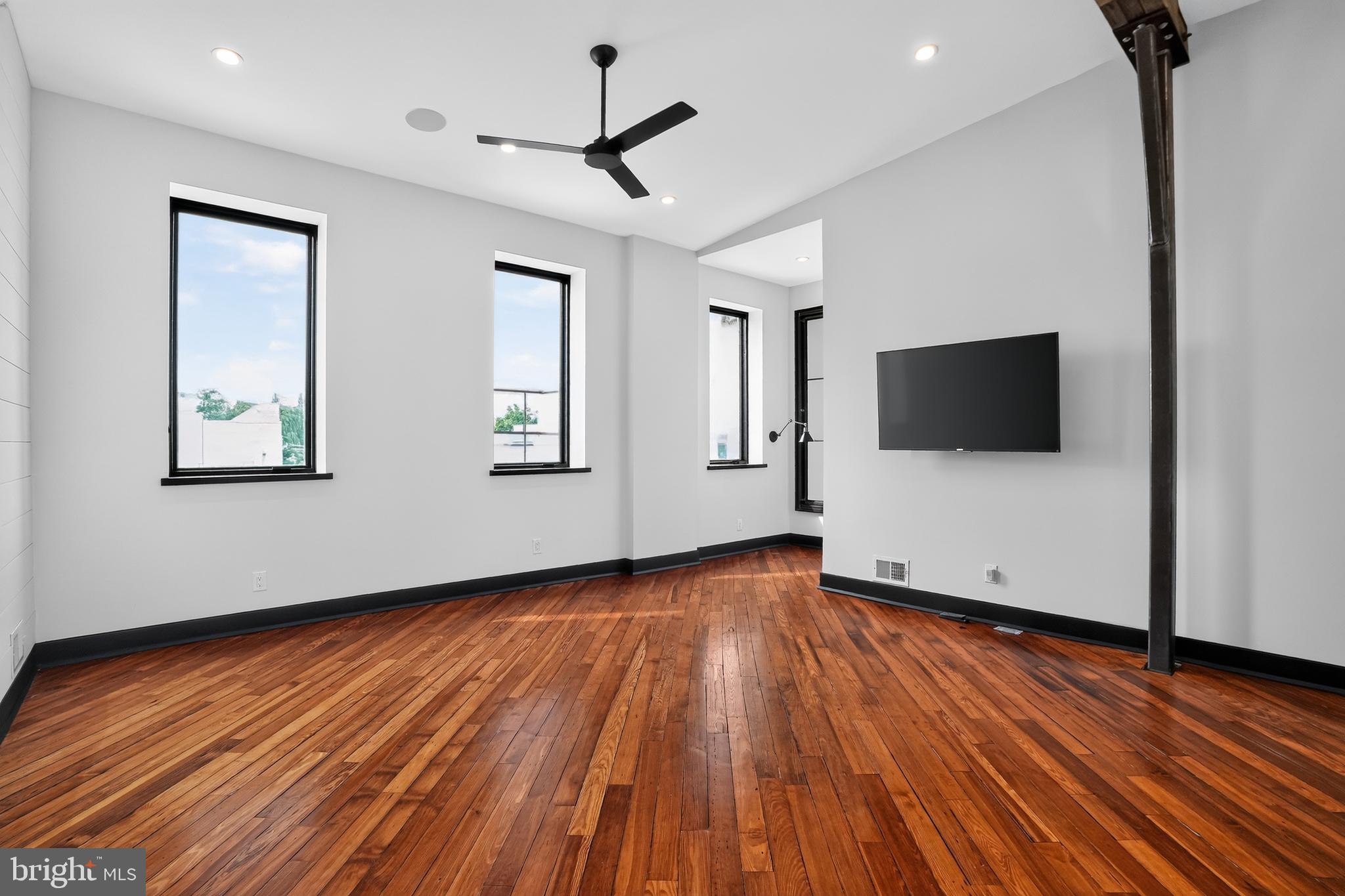 EAST KENSINGTON - Residential