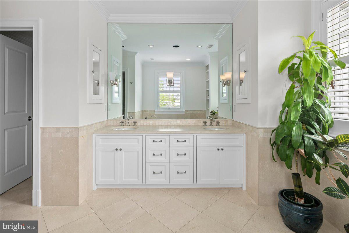 COUNTRY CLUB HILLS - Residential