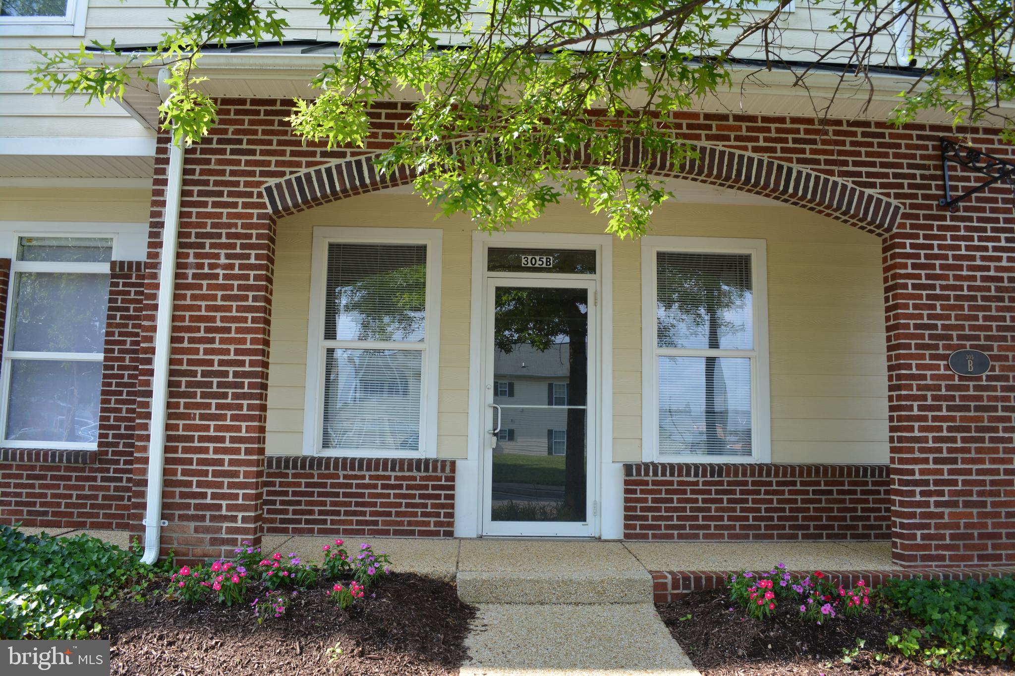 Open office space setting. Walking distance to County Courthouse, numerous restaurants  and  Post Office .Ideal for small professional  setting. Vacant and ready for Tenant.