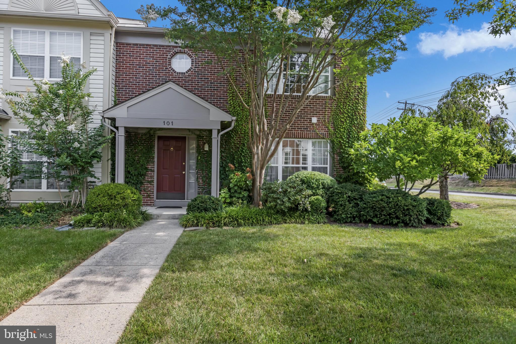 END UNIT TOWNHOME IN WATERFORD FEATURING 3 SPACIOUS BEDROOMS AND 2.5 BATHS.  EAT IN KITCHEN.    DINING AND LIVING ROOM WITH FIREPLACE.  MASTER BEDROOM WITH SOAKING TUB AND SEPARATE SHOWER. PRIVATE PATIO. 2  PARKING SPACES.
CLOSE TO SHOPPING . A MUST SEE!!