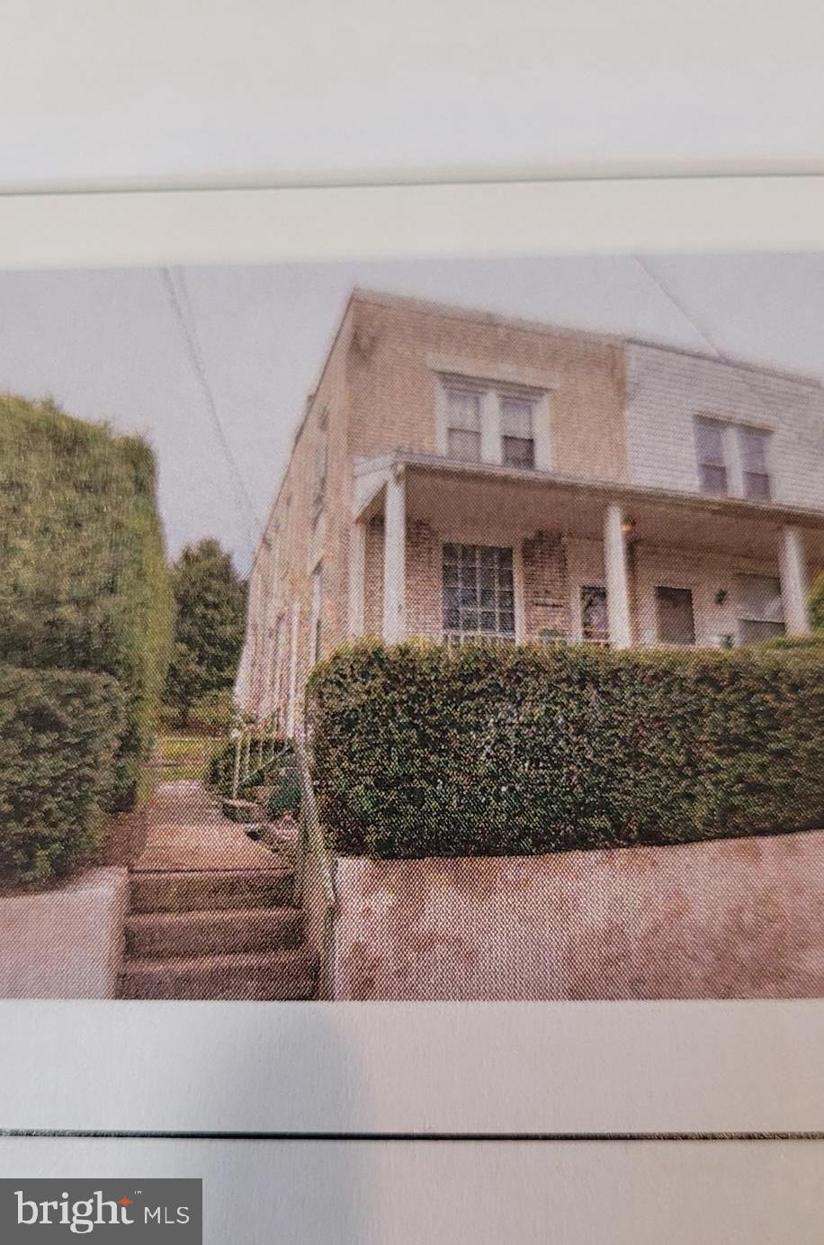3 BEDROOM, 1 BATH, SEMI DETACHED HOME.
FRESH PAINT, NEW FLOORING  MAKES THIS HOUSE MOVE-IN READY.
NATURAL GAS HEAT.
OFF STREET PARKING IN THE REAR.   
CONVENIENTLY LOCATED BETWEEN HERSHEY AND  DOWNTOWN HARRISBURG.