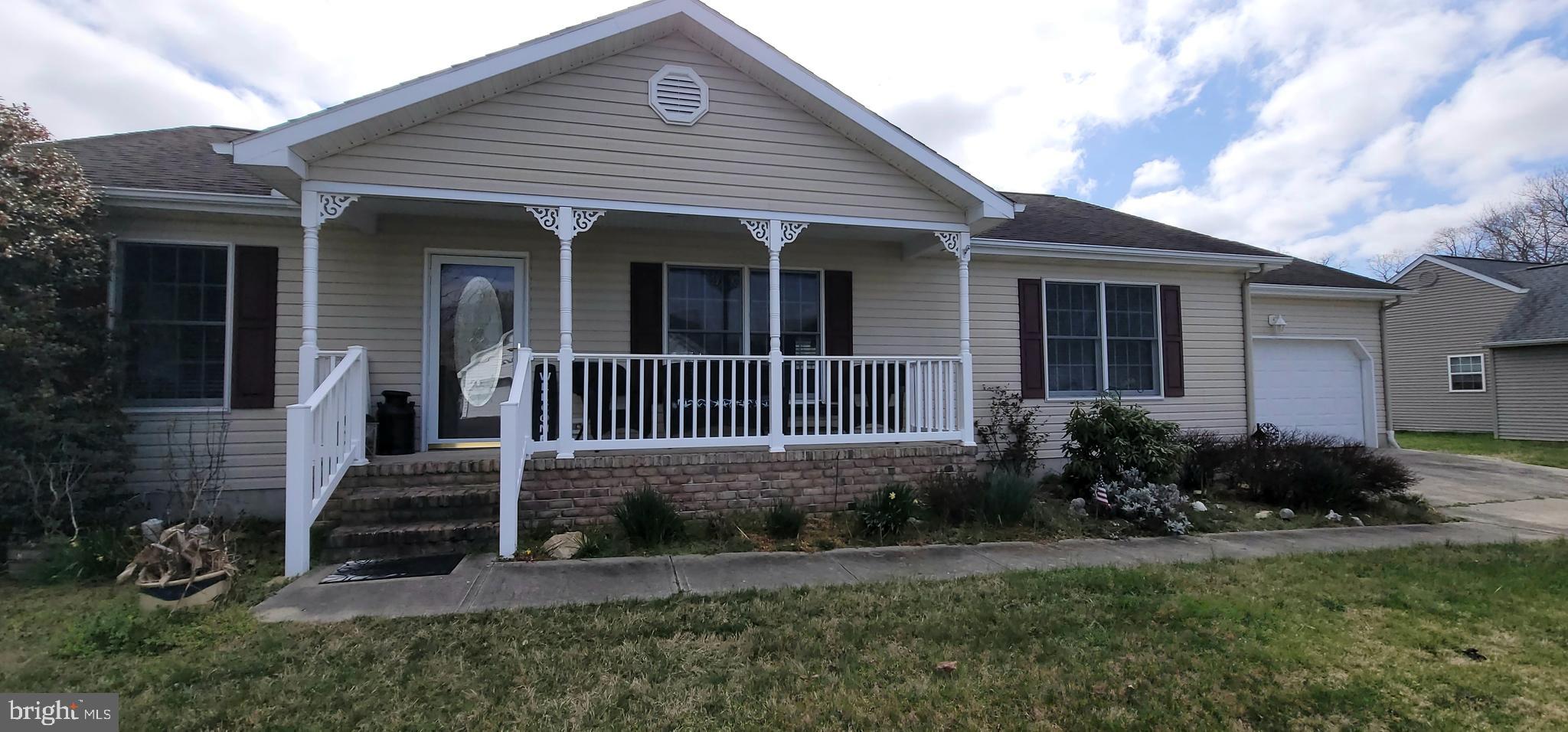 Annual 3 bedroom 2 bathroom rental in a wonderfully quiet community near Red Mill Pond.  Tenant pays utilities.