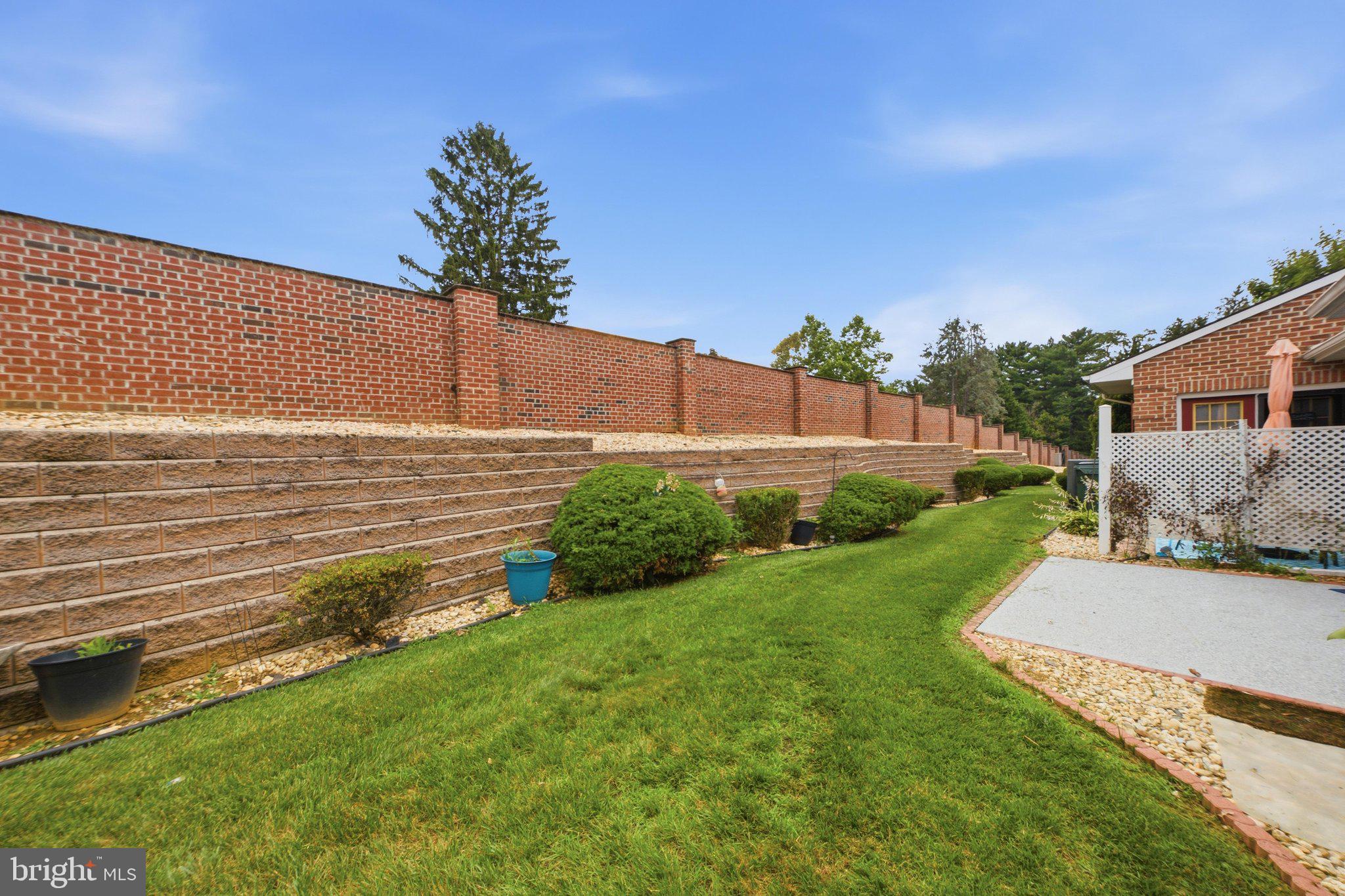 SUMMERLAND MANOR - Residential