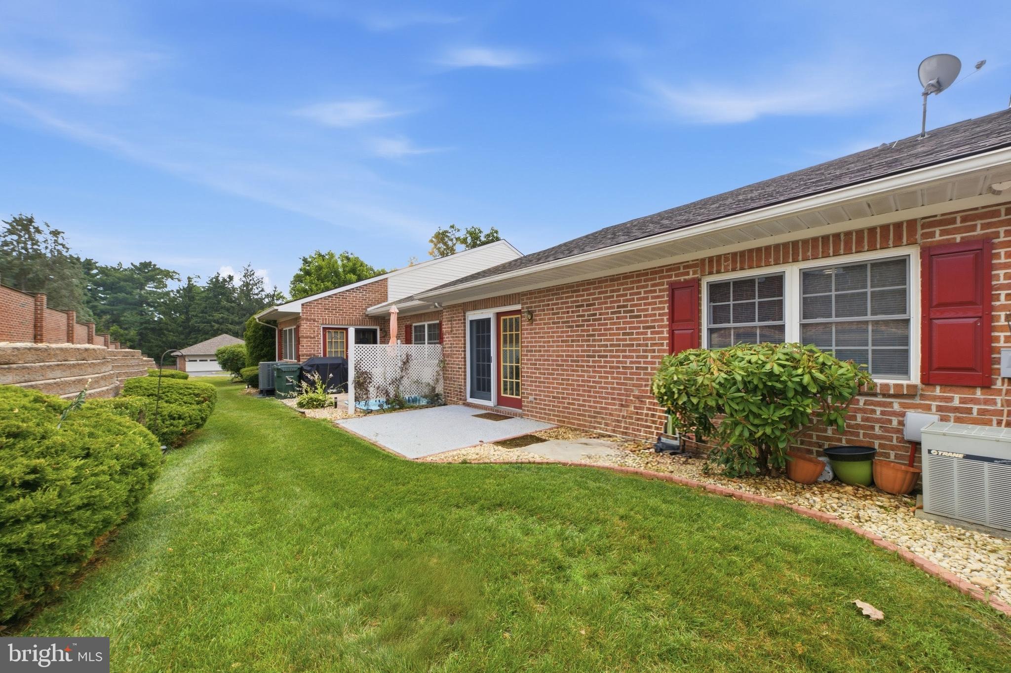 SUMMERLAND MANOR - Residential