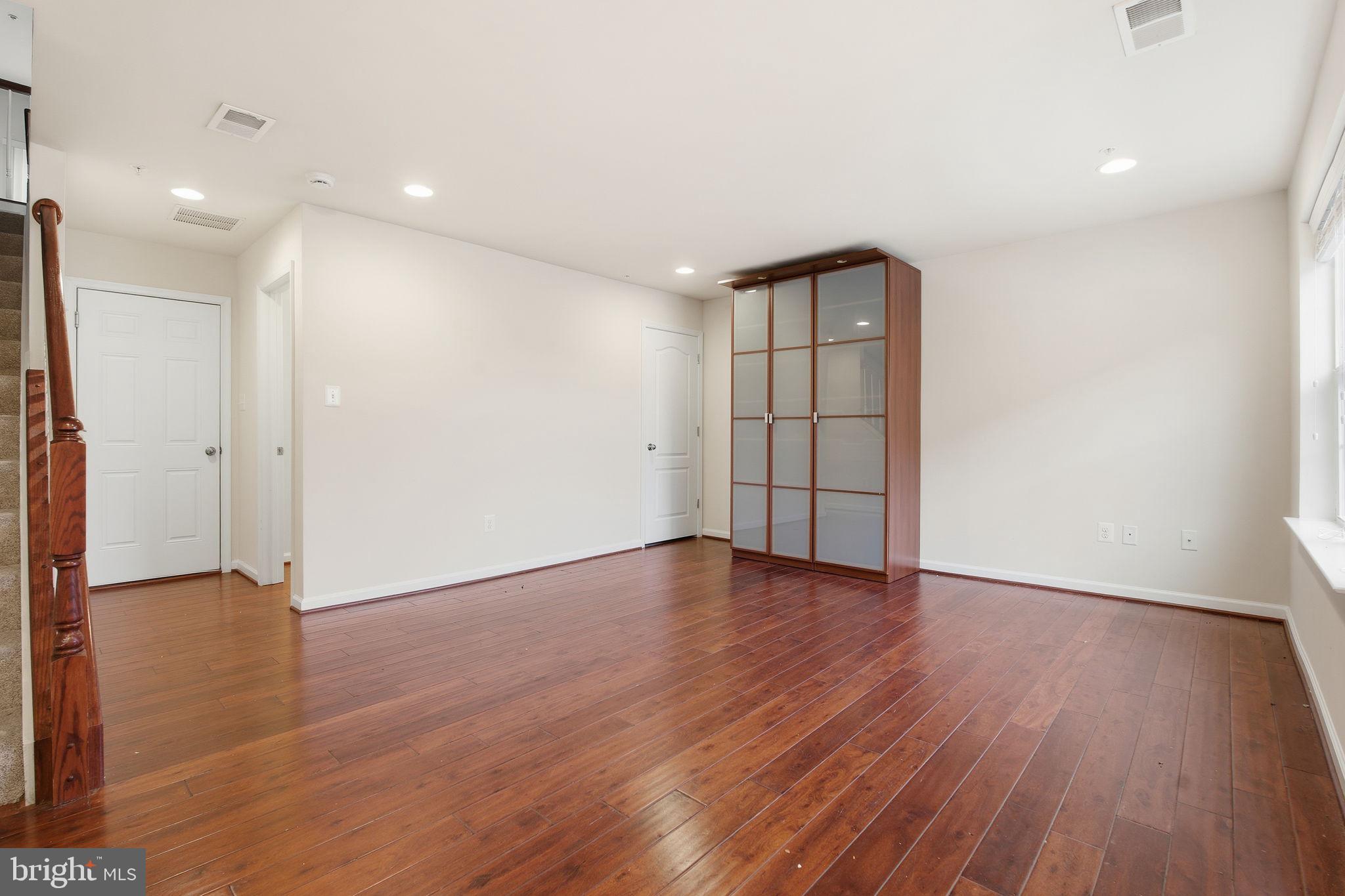 OXFORD SQUARE - Residential Lease