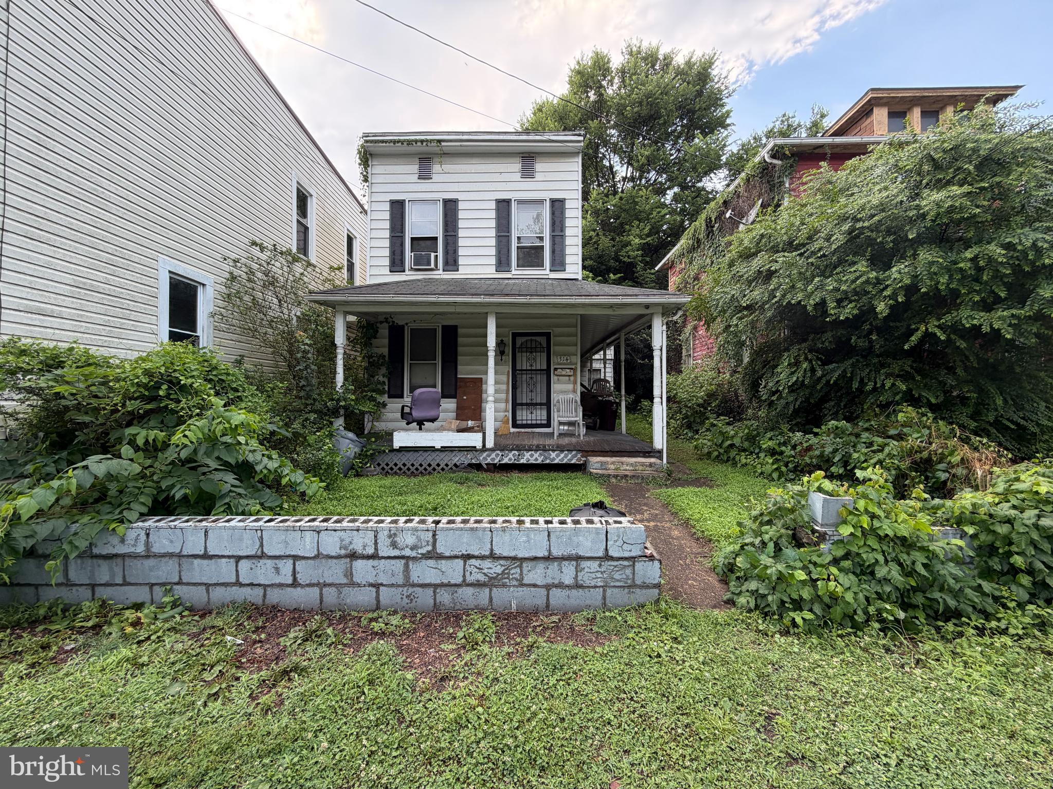 ONLINE AUCTION: This auction takes place on the Ashland Auction Group website bidding platform. Bidding begins 7/20/2026, 10:00 AM. Bidding ends 7/22/2026, 11:20 AM. The list price is the suggested opening bid. Deposit: $5,000.

This two-story detached house is located in Cumberland, Maryland within Allegany County. Residents can enjoy the nearby attractions and facilities such as the Allegany Museum, Jaycees Park, C&O Canal National Historical Park, and Western Maryland Scenic Railroad. The property is vacant. It has easy access to major traffic artery Interstate 68 (National Freeway).