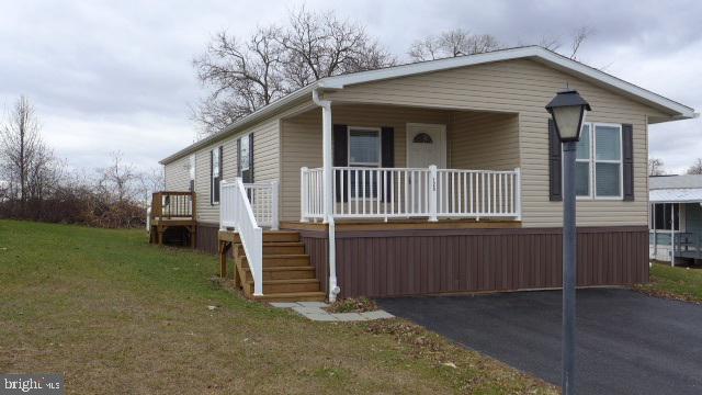 Brand new, never been owned dbl-wide!  Beautiful KIT w/ stainless appliances & pantry.  MSTR has His & Her WIC & full BA.  Thermo pane windows, ceiling fans & LAU room.  Great location w/ major shopping nearby.  The rear of the property backs up on farmland for a beautiful view.  Don't miss this one!