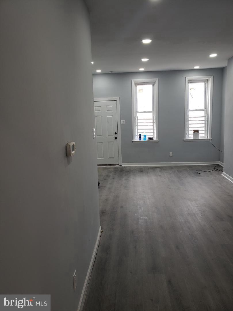 West Kensington  opportunity !!
Large 3 story home providing 4 levels of living space for an affordable price.
Handyman Special.