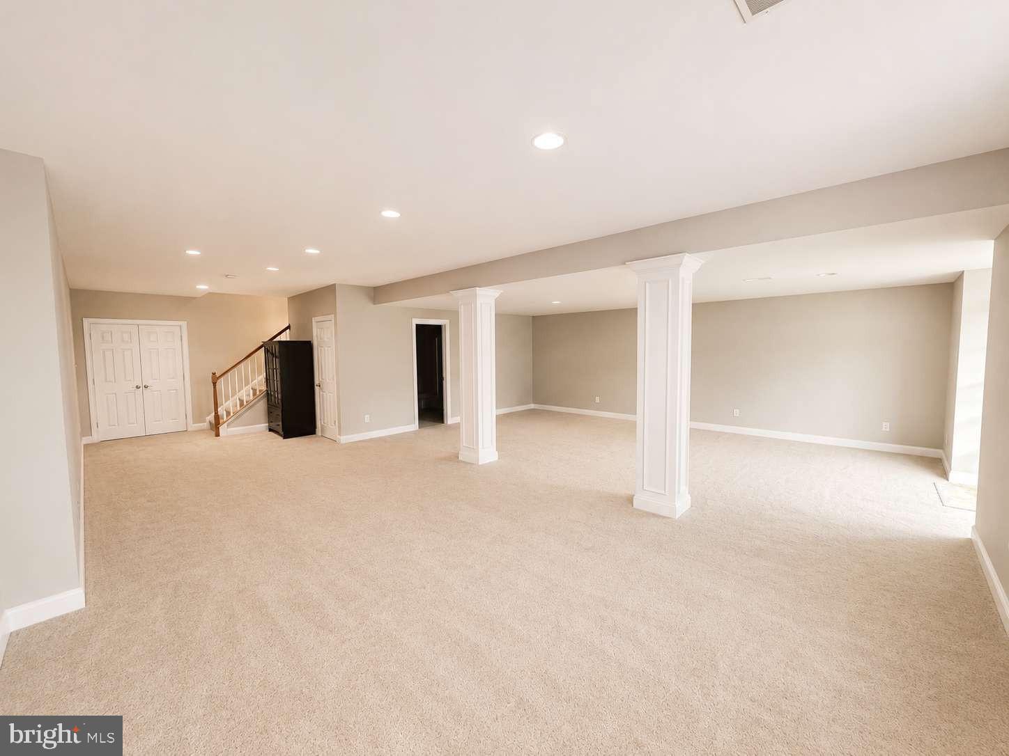 LAUREL BROOKE - Residential