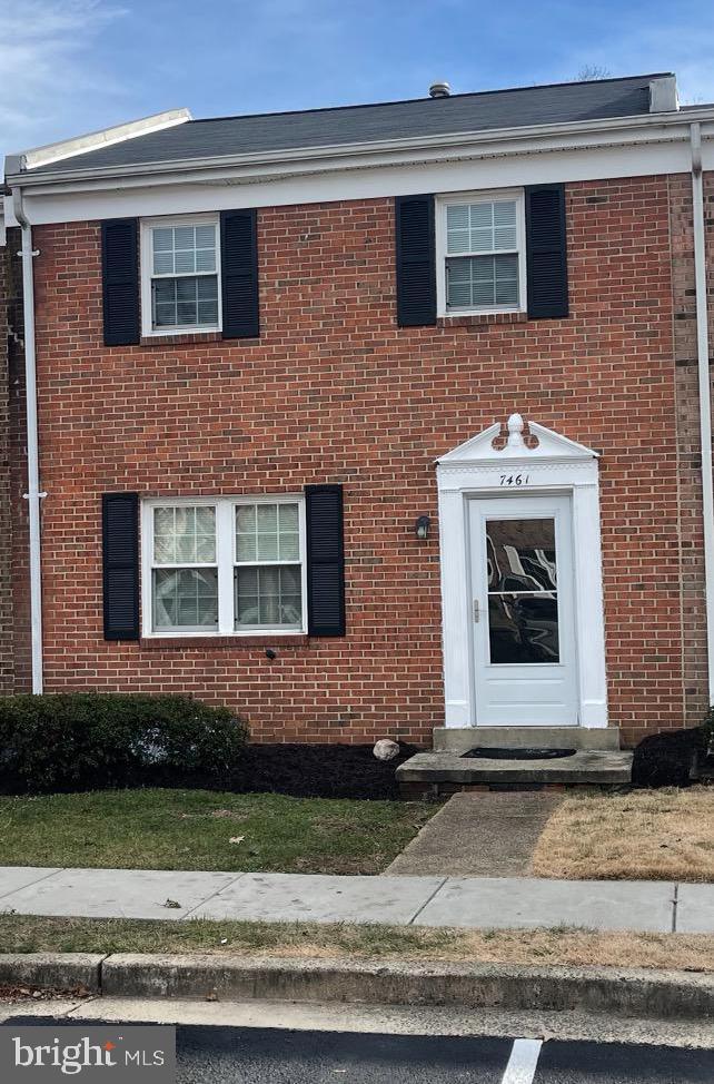 *** THREE LEVEL  TOWNHOME IN A GREAT LOCATION ***NEW CARPET *** FRESH PAINT ***REPLACEMENT WINDOWS ***  TWO AND ONE HALF BATHROOMS ***LARGE REC ROOM FI.NISHED IN BASEMENT ***WASHER AND DRYER***  CLOSE TO PUBLIC TRANSPORTATION AND SHOPPING ***