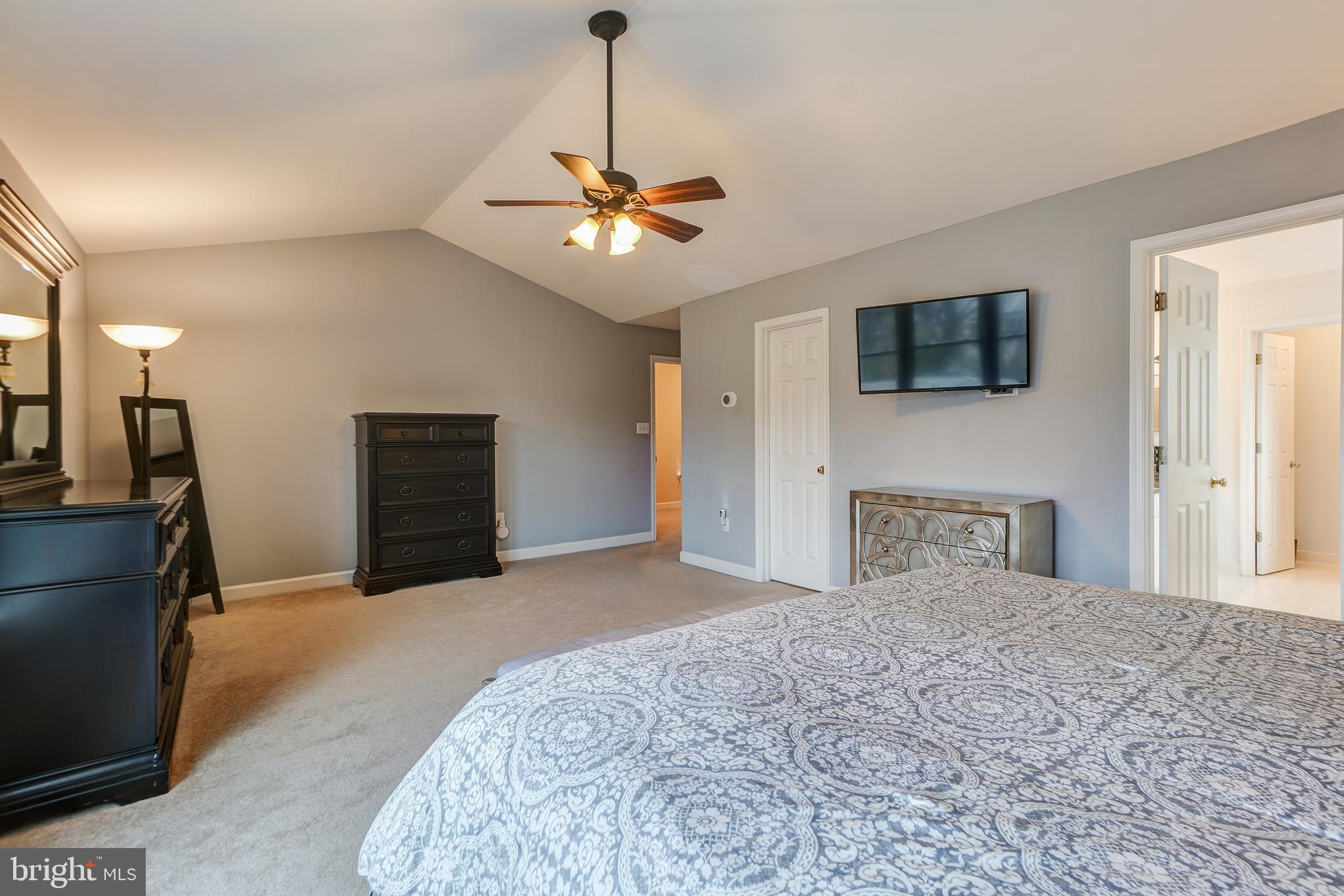 QUINCE ORCHARD KNOLLS - Residential