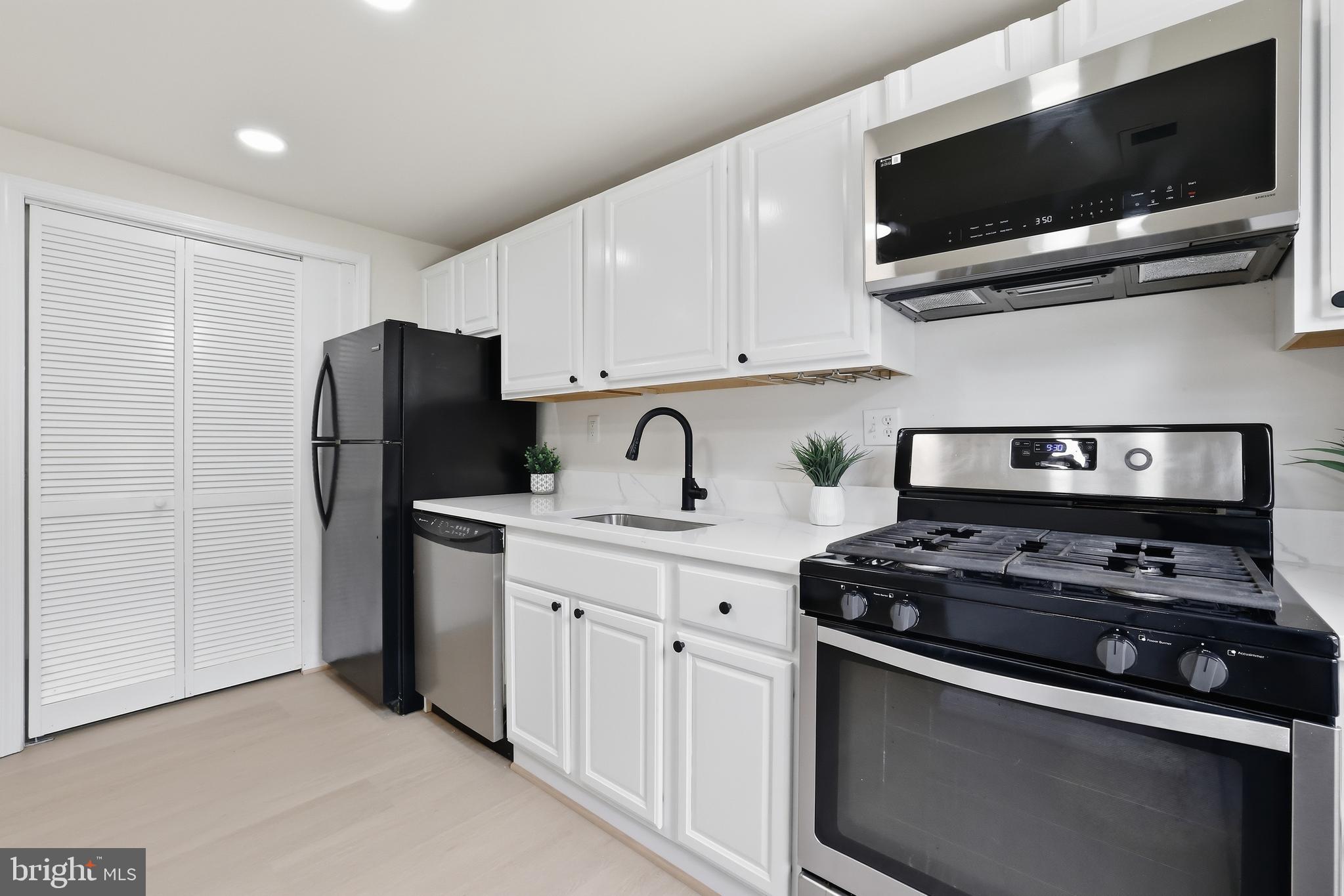 WINDMILL SQUARE - Residential