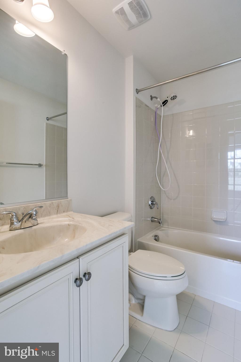 LOUDOUN VALLEY ESTATES 2 - Residential Lease