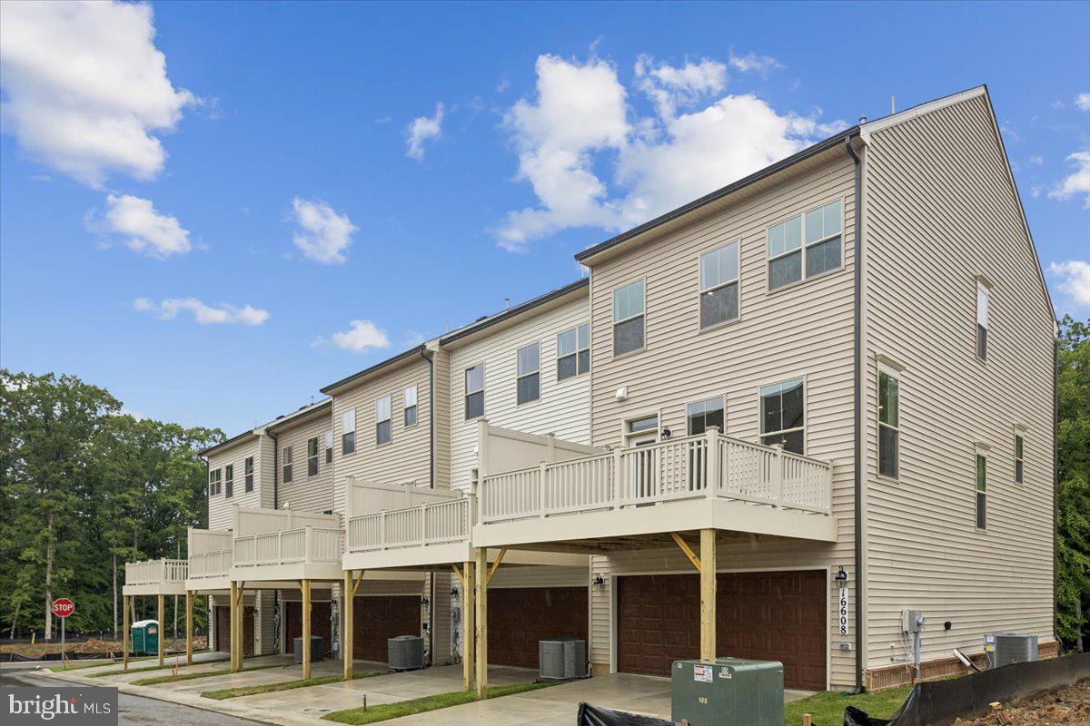 MANNING SQUARE TOWNS - Residential