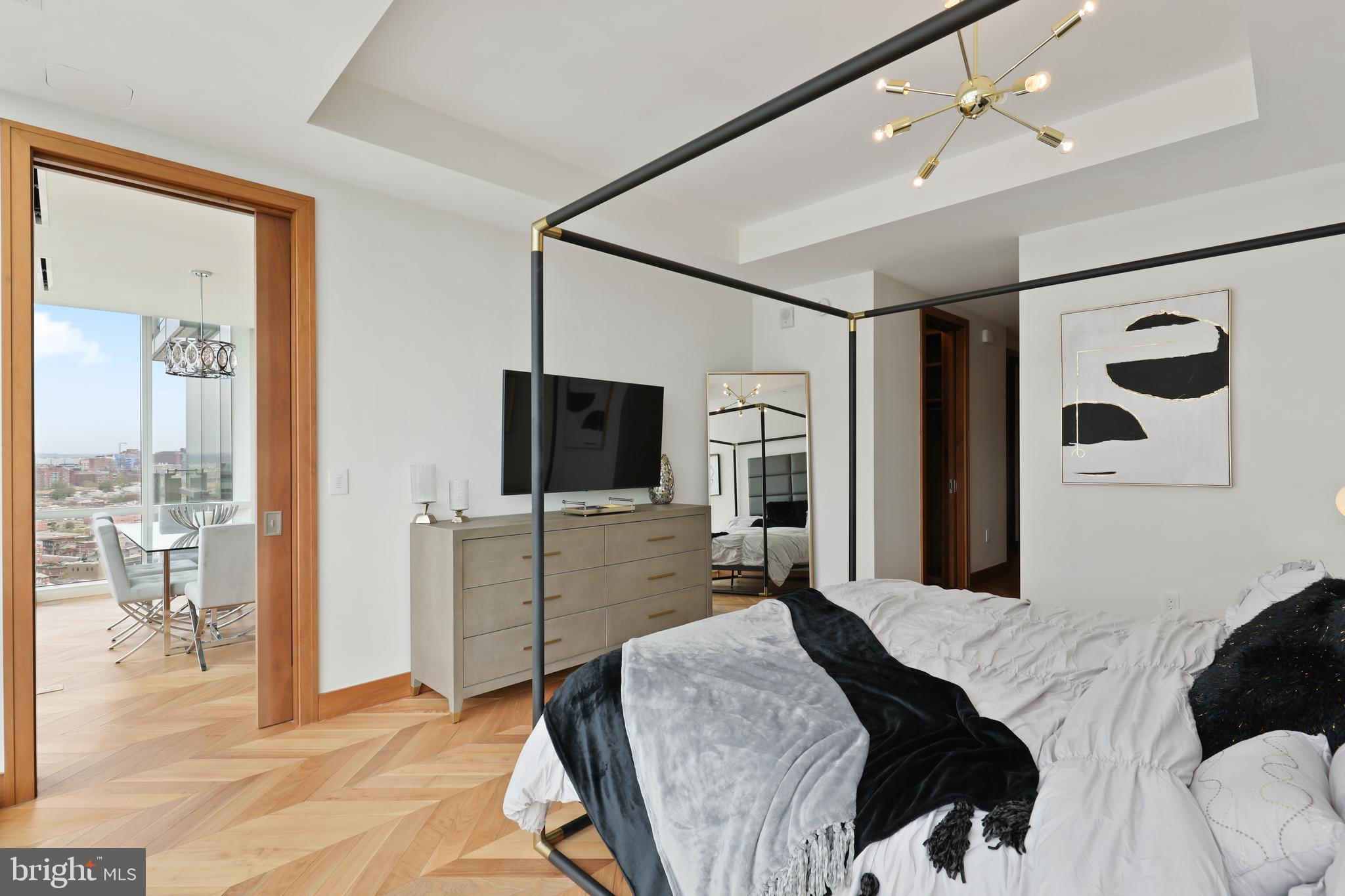 FOUR SEASONS PRIVATE RESIDENCES - Residential