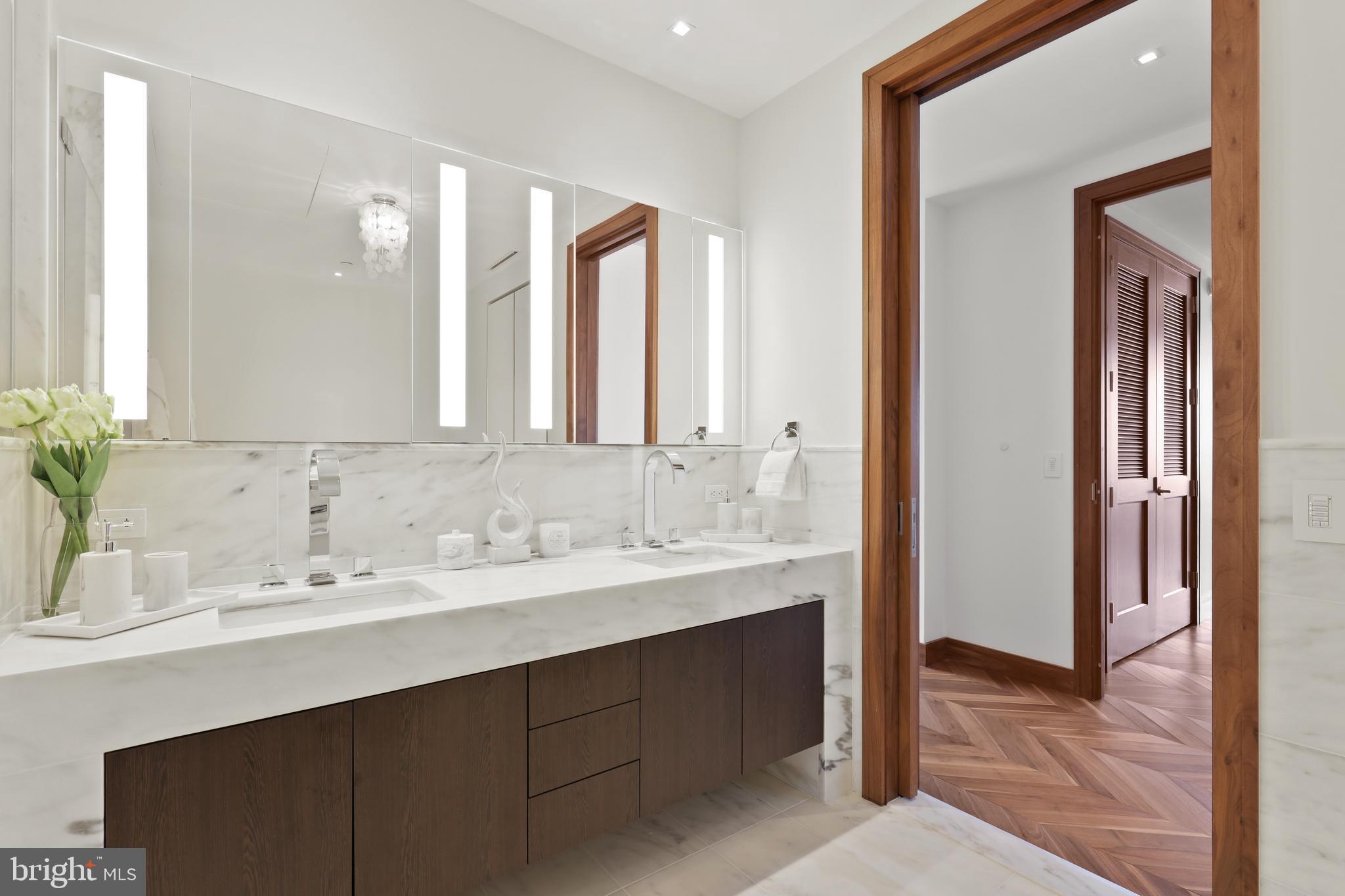 FOUR SEASONS PRIVATE RESIDENCES - Residential