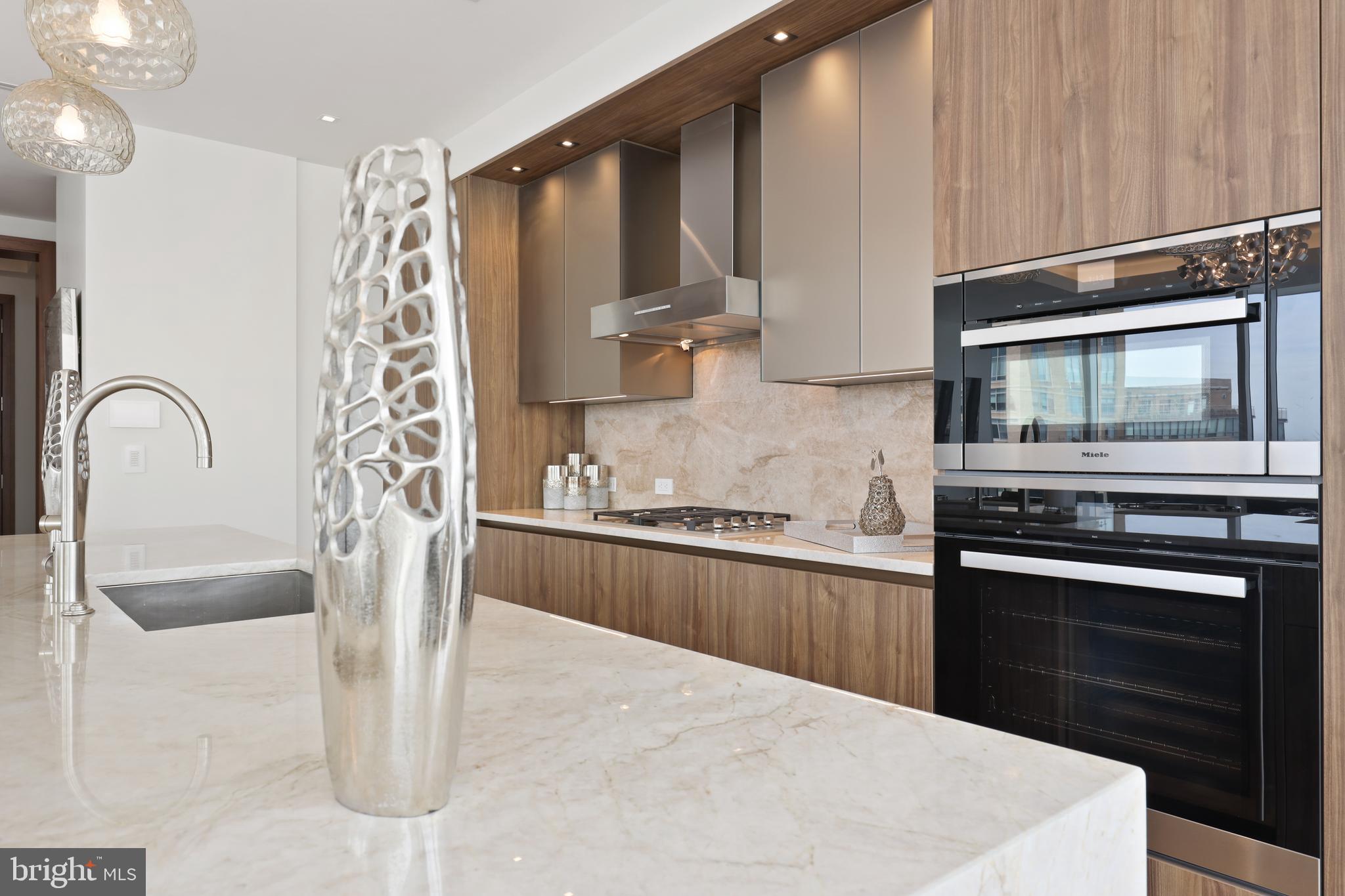 FOUR SEASONS PRIVATE RESIDENCES - Residential