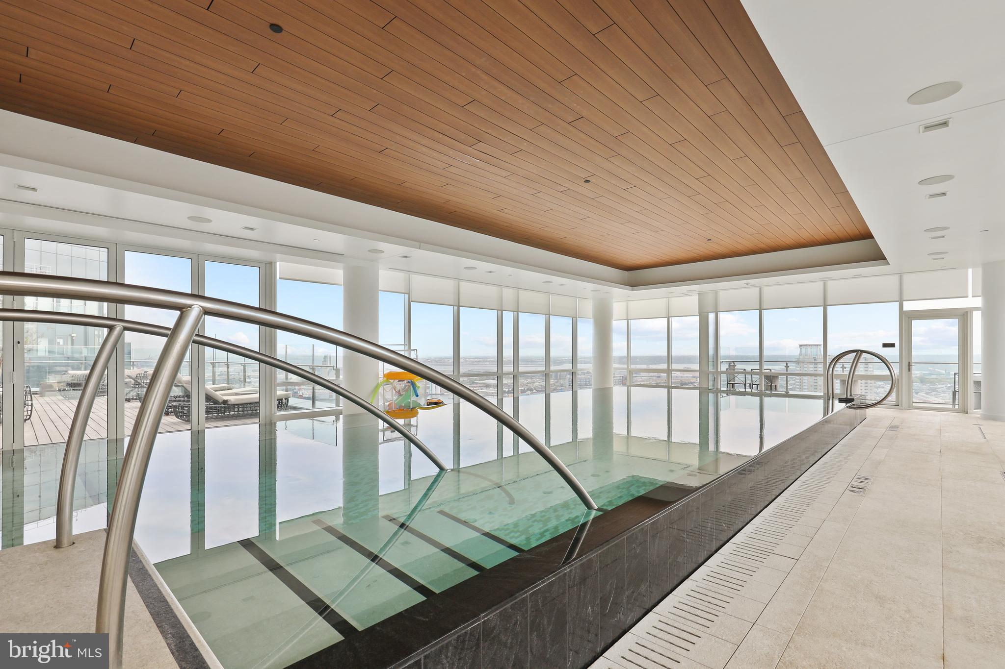 FOUR SEASONS PRIVATE RESIDENCES - Residential