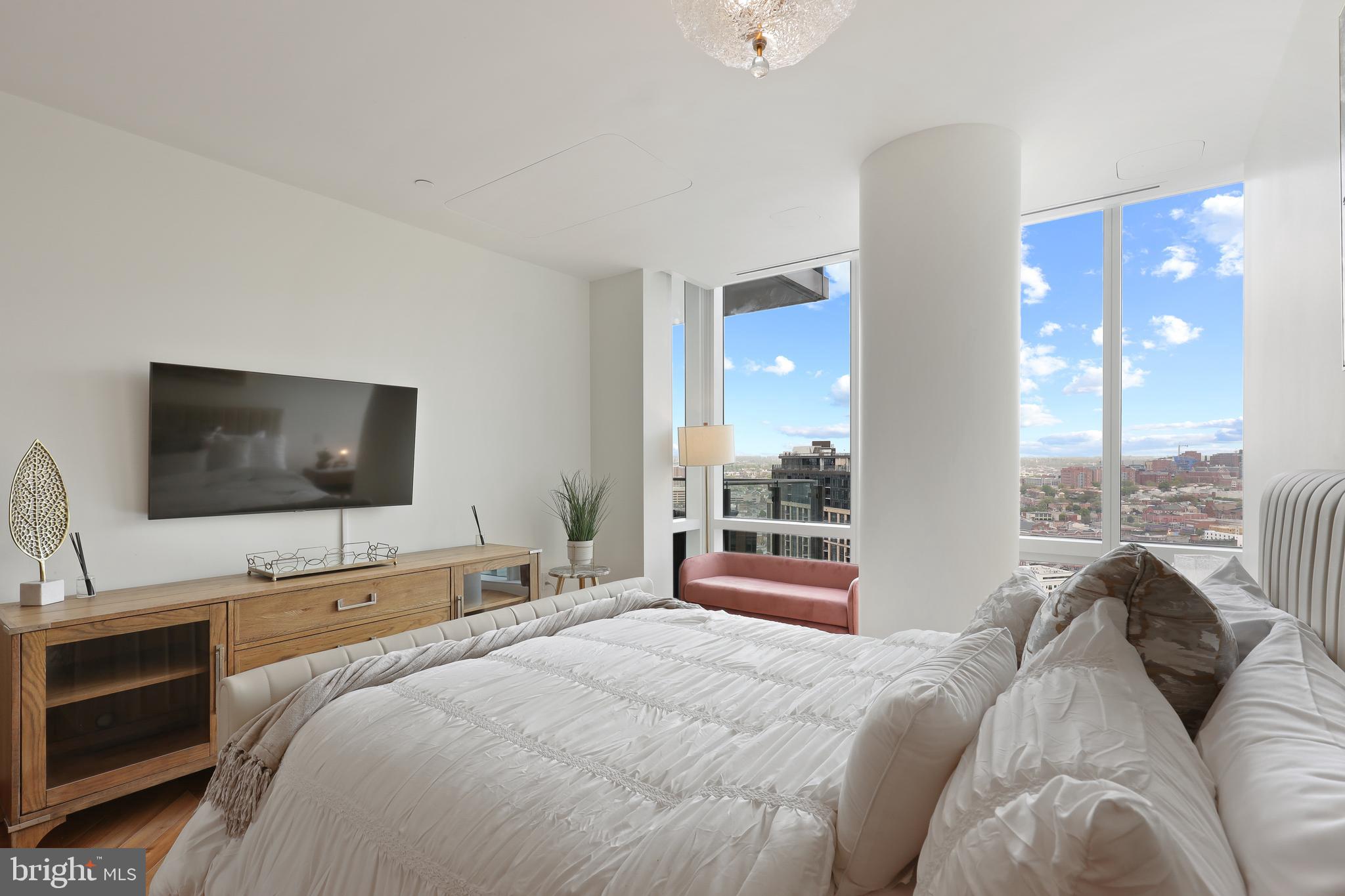 FOUR SEASONS PRIVATE RESIDENCES - Residential