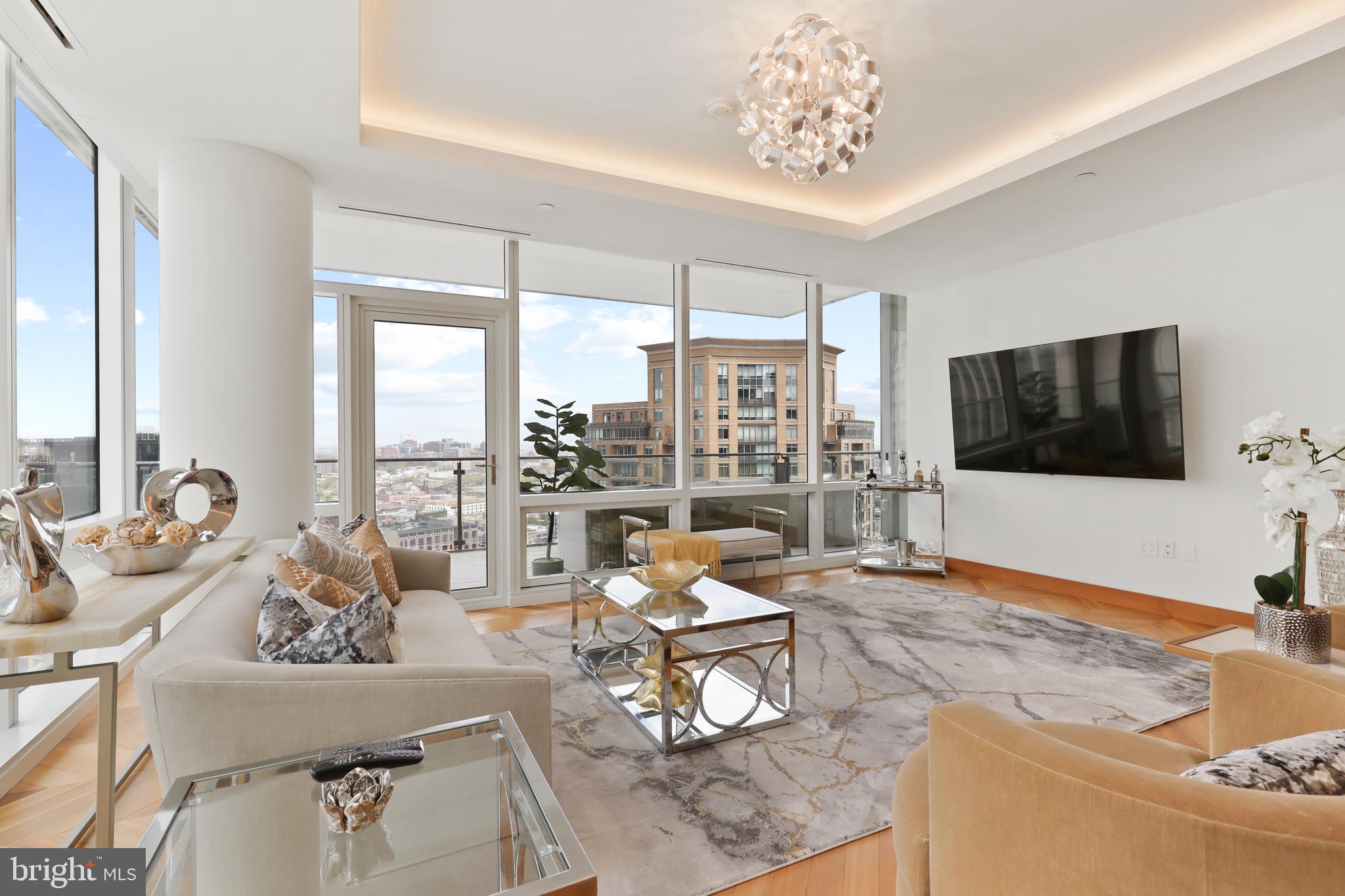 FOUR SEASONS PRIVATE RESIDENCES - Residential