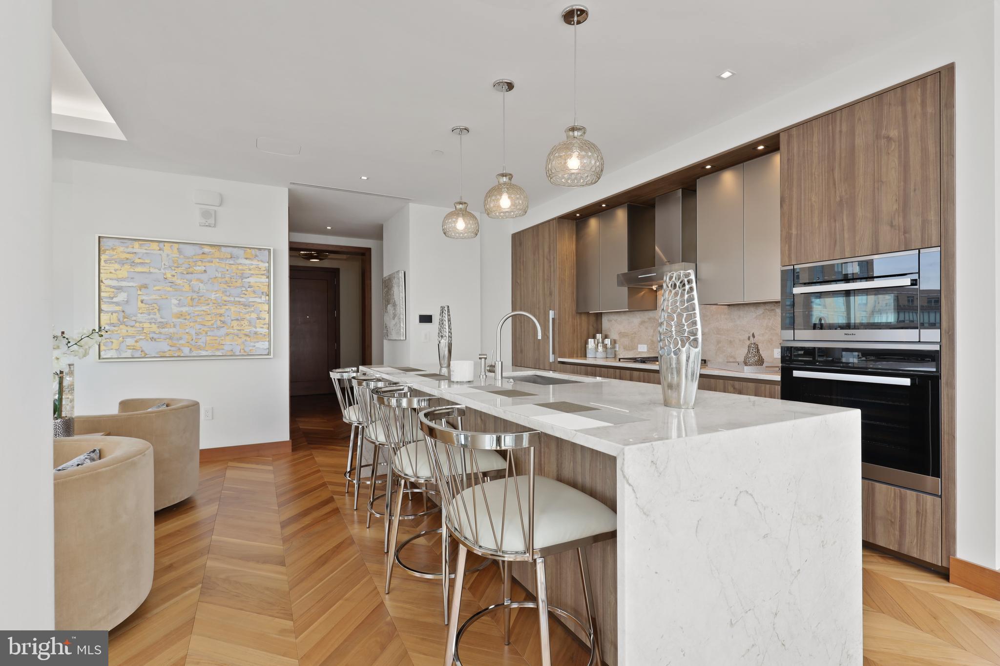 FOUR SEASONS PRIVATE RESIDENCES - Residential