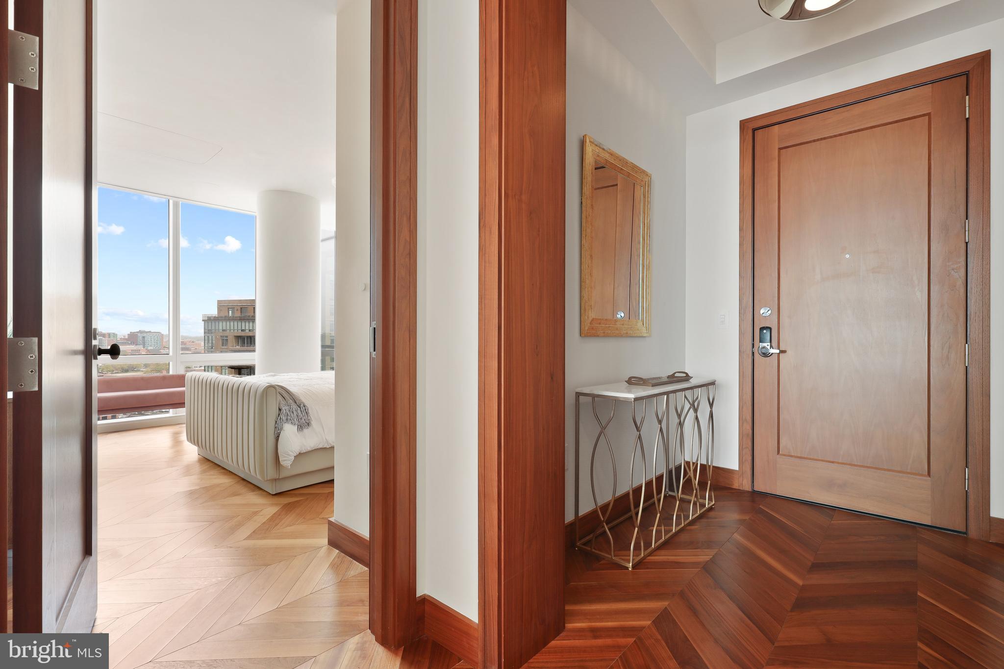 FOUR SEASONS PRIVATE RESIDENCES - Residential