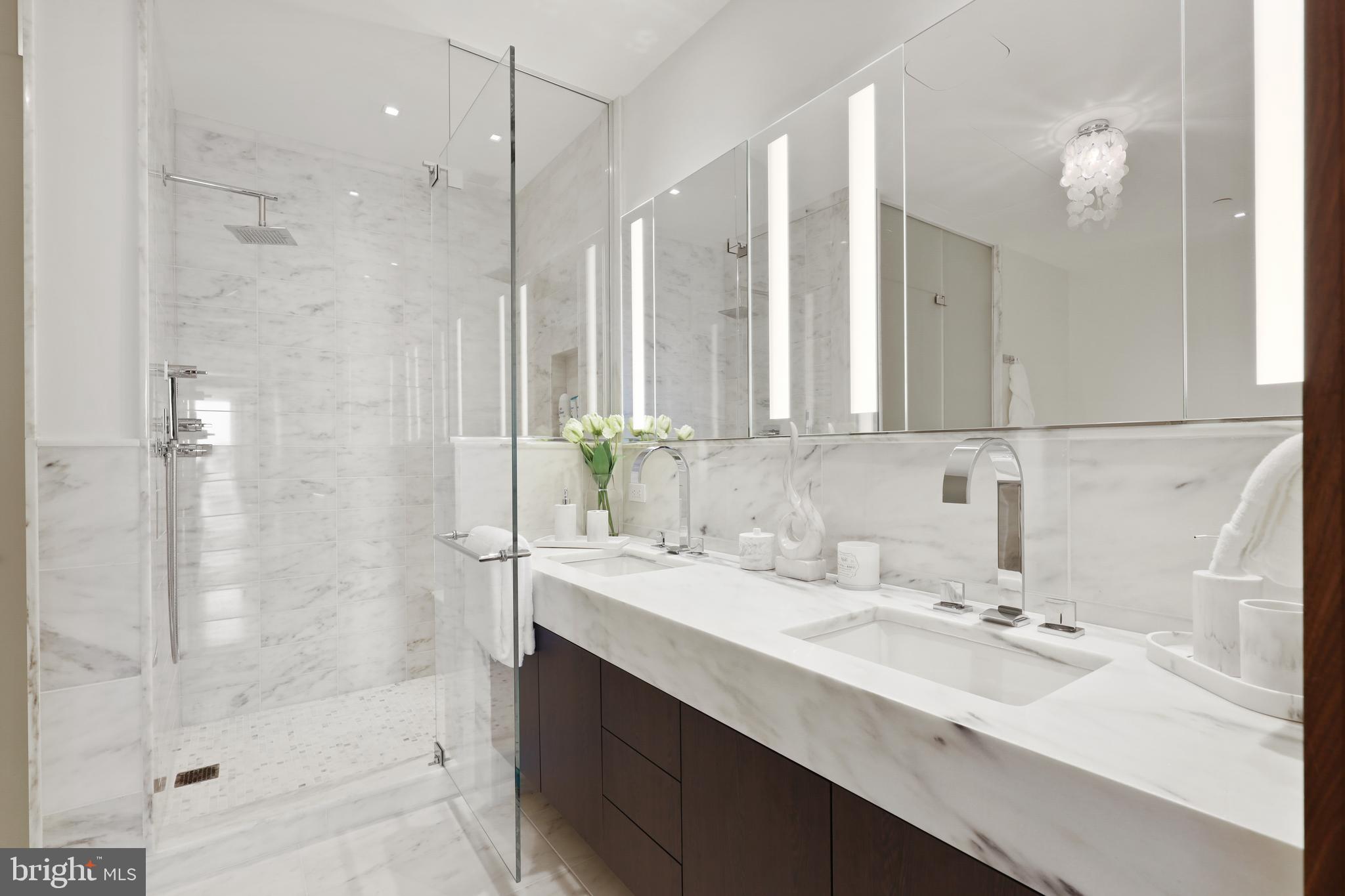 FOUR SEASONS PRIVATE RESIDENCES - Residential