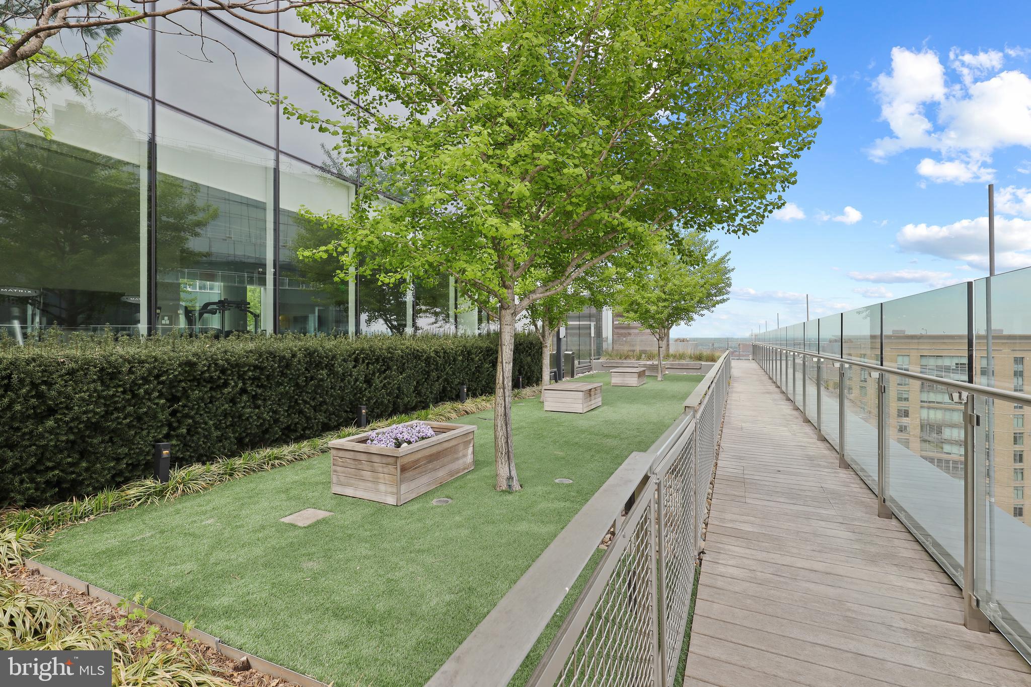 FOUR SEASONS PRIVATE RESIDENCES - Residential