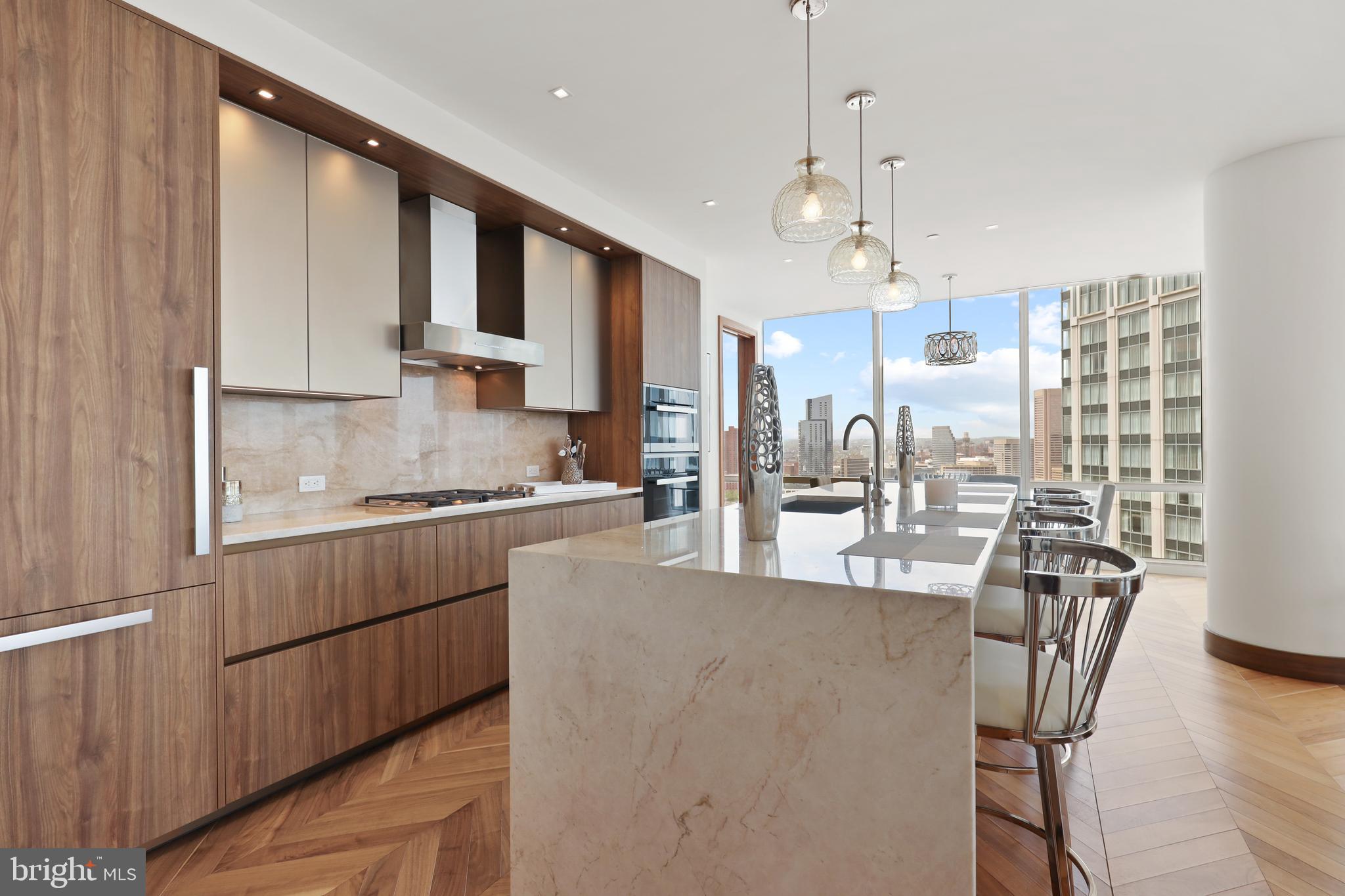 FOUR SEASONS PRIVATE RESIDENCES - Residential