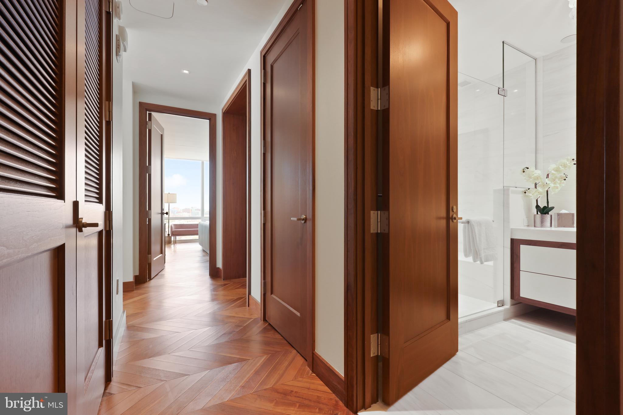 FOUR SEASONS PRIVATE RESIDENCES - Residential