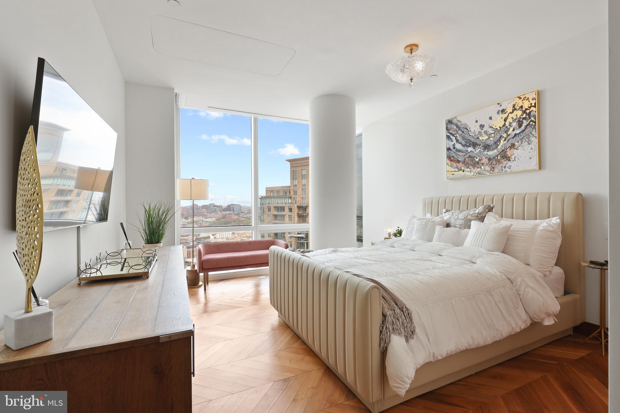 FOUR SEASONS PRIVATE RESIDENCES - Residential