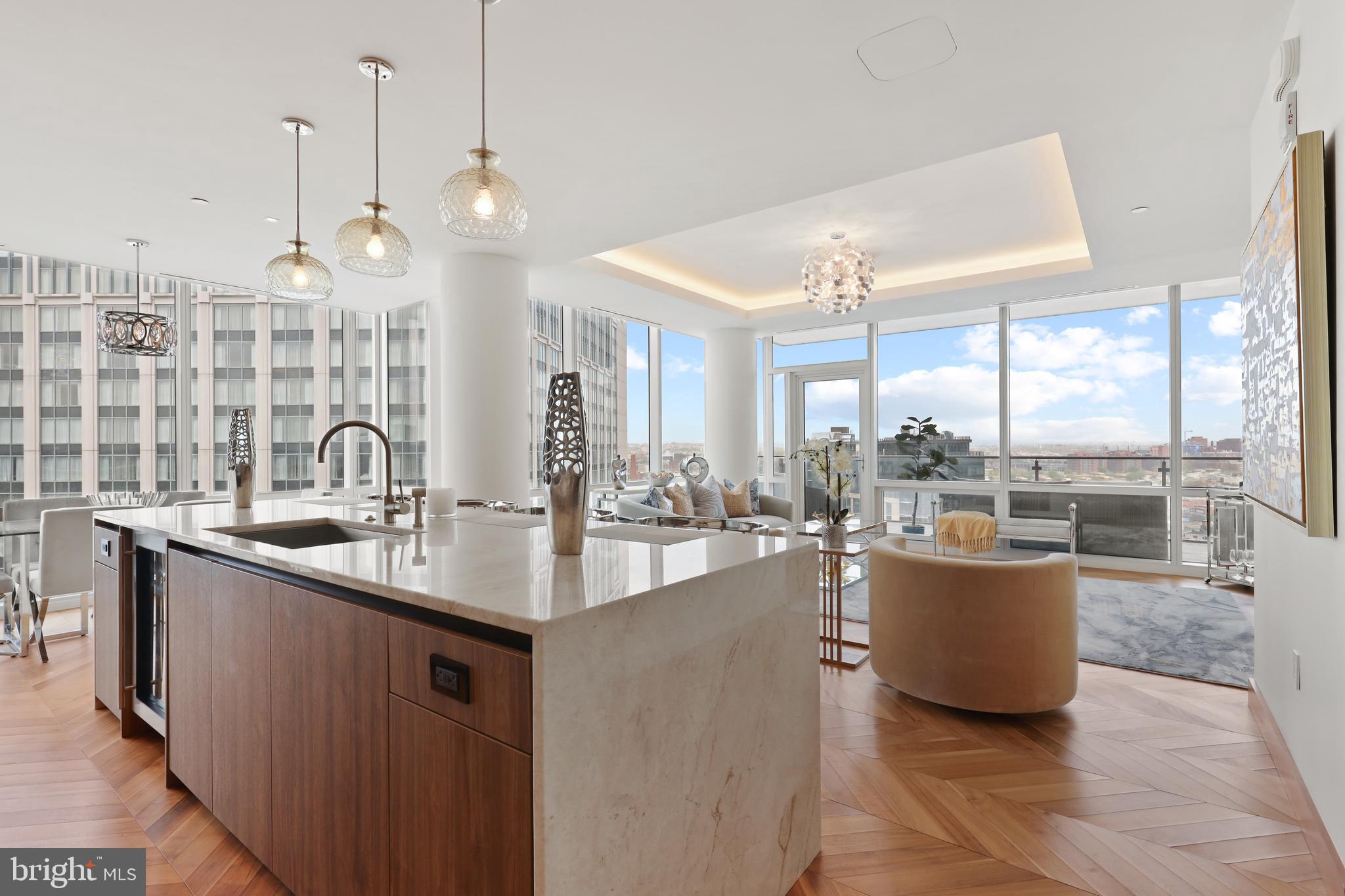 FOUR SEASONS PRIVATE RESIDENCES - Residential
