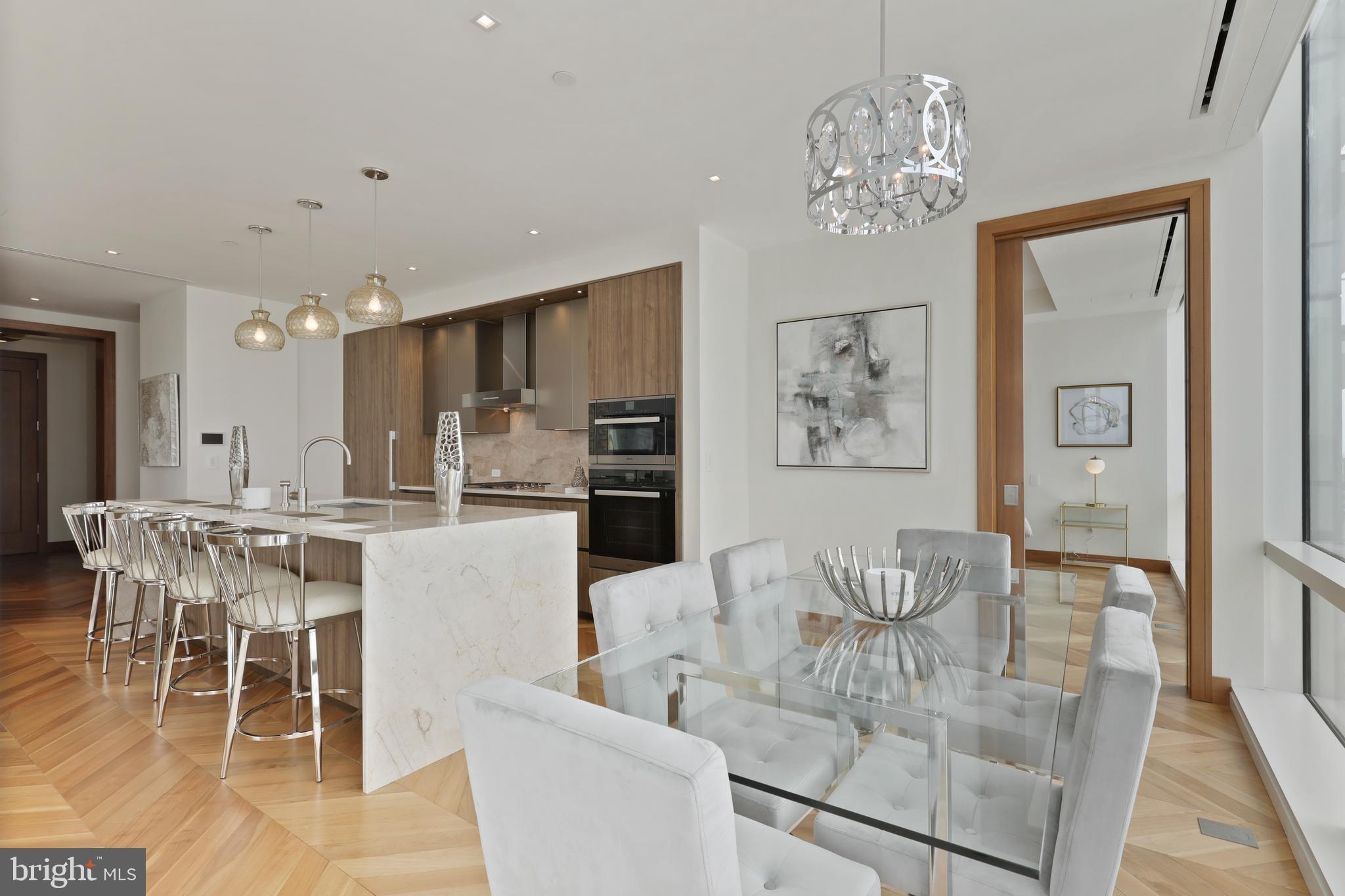 FOUR SEASONS PRIVATE RESIDENCES - Residential