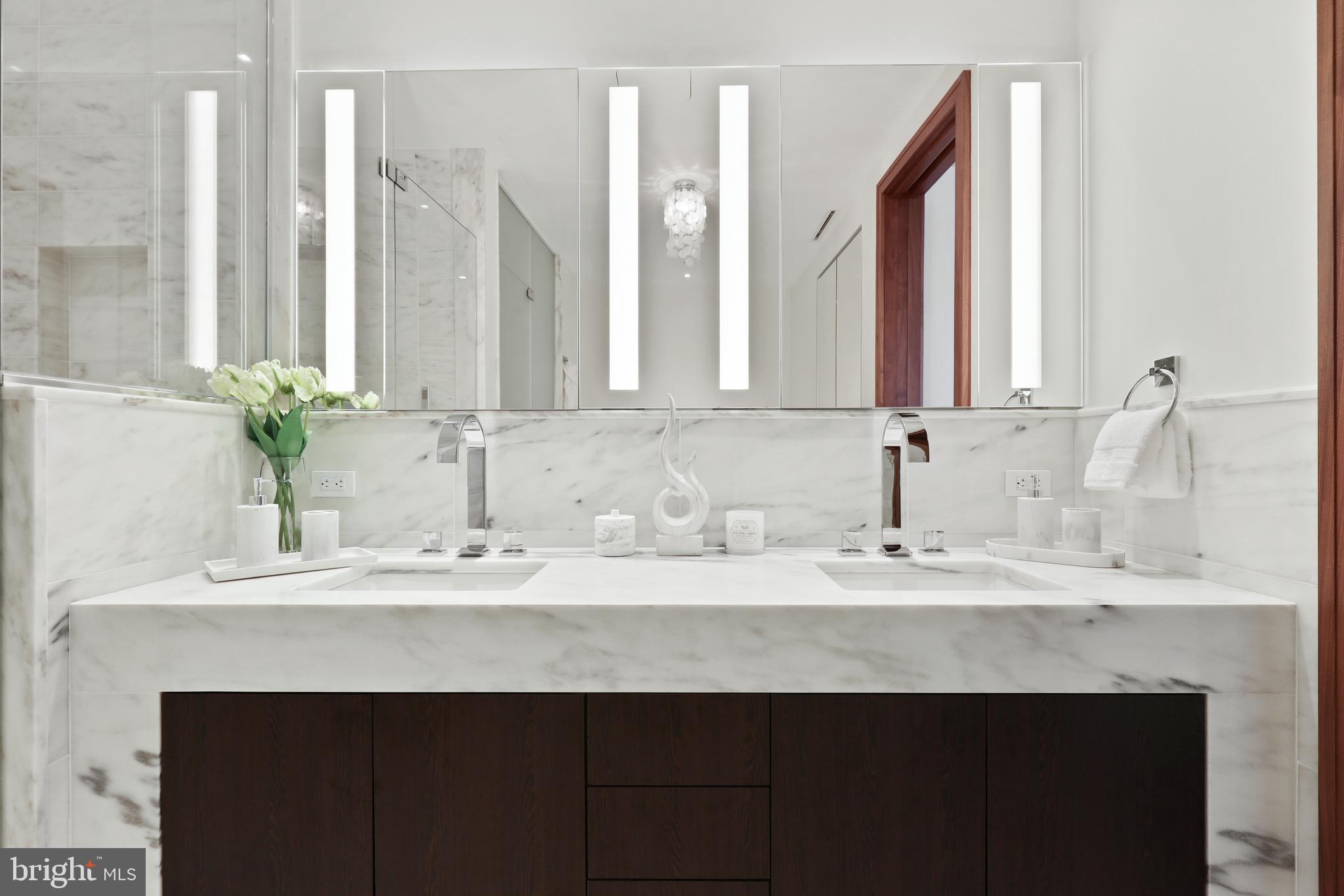 FOUR SEASONS PRIVATE RESIDENCES - Residential