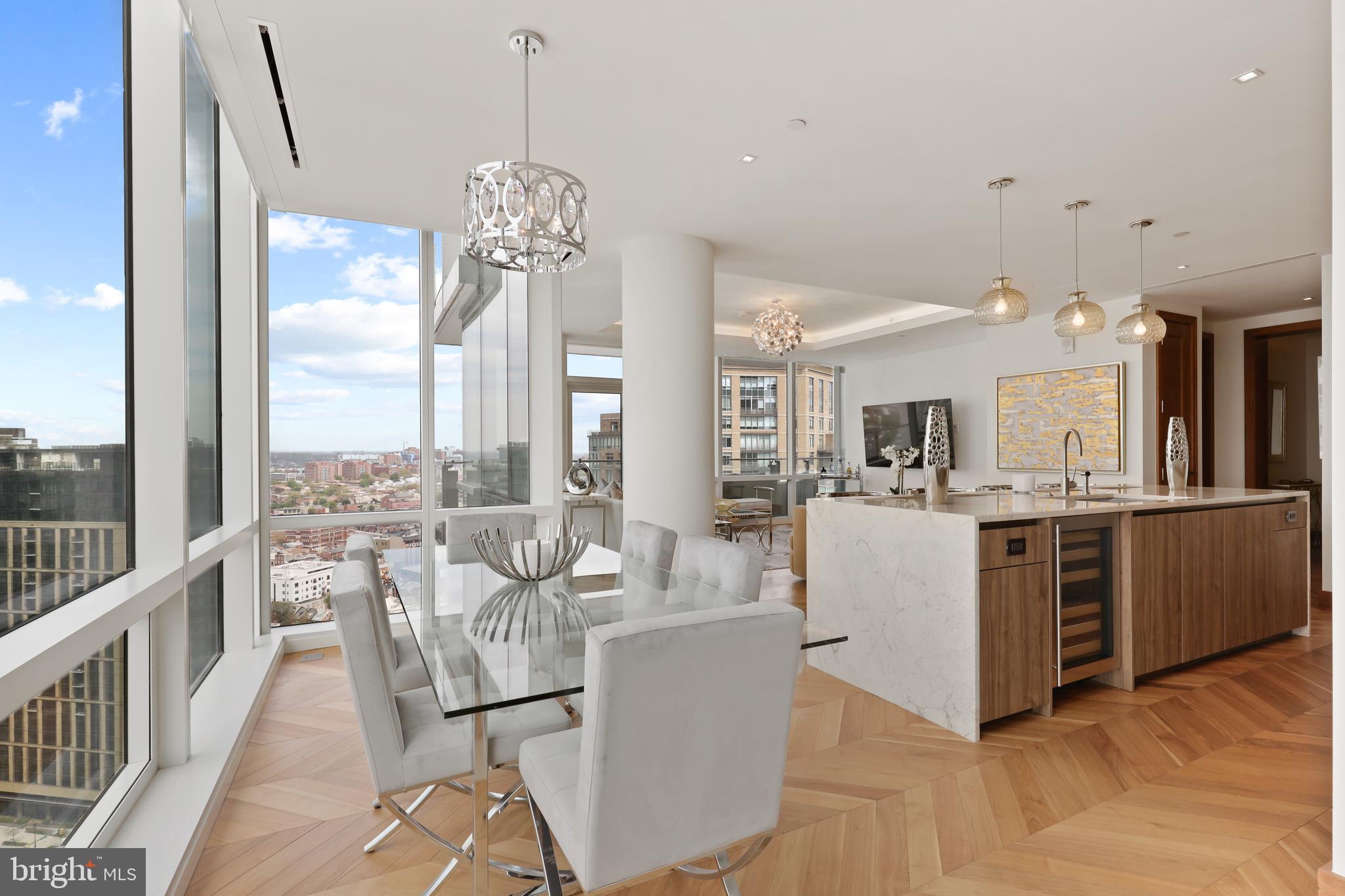 FOUR SEASONS PRIVATE RESIDENCES - Residential