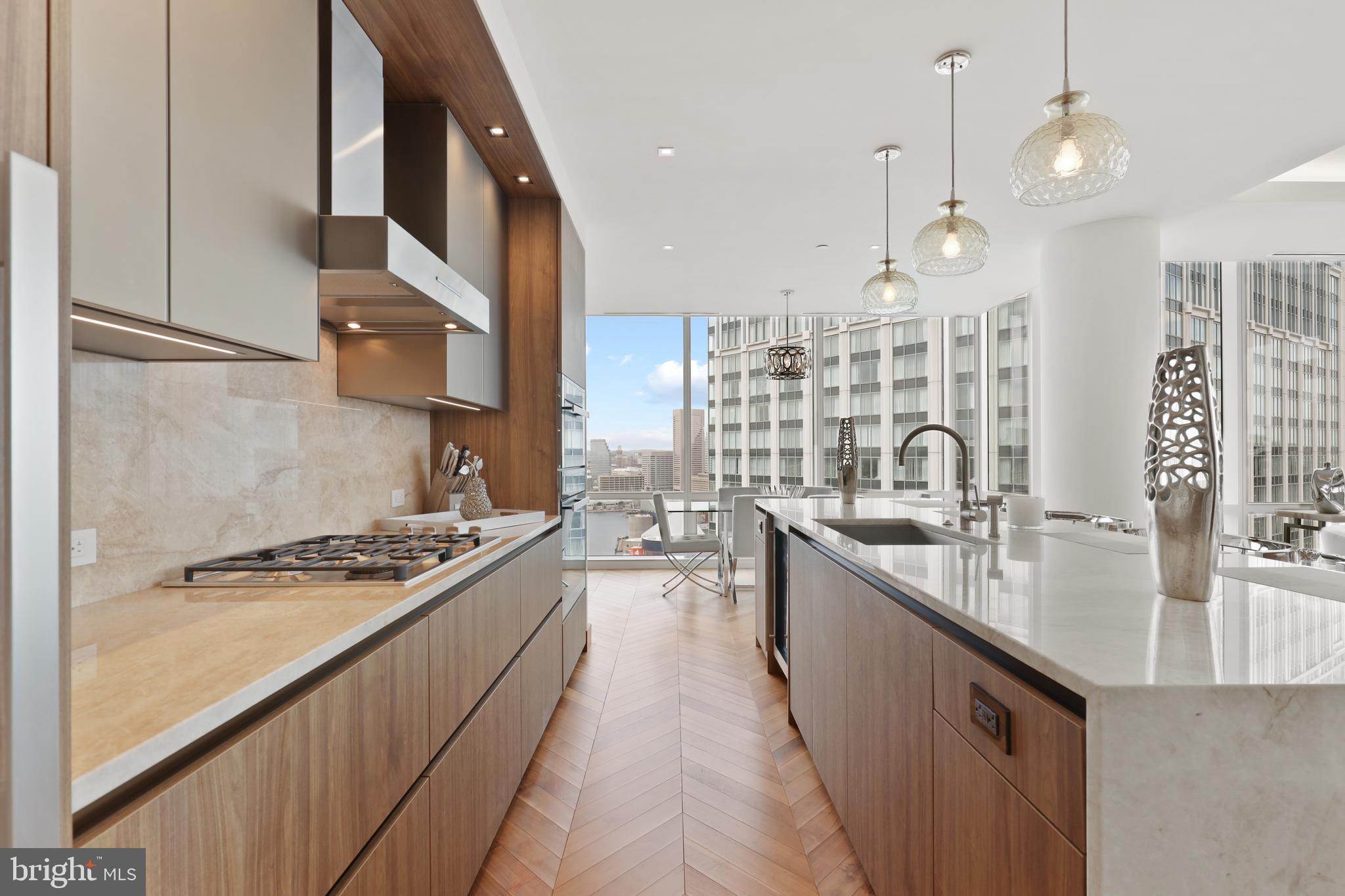 FOUR SEASONS PRIVATE RESIDENCES - Residential