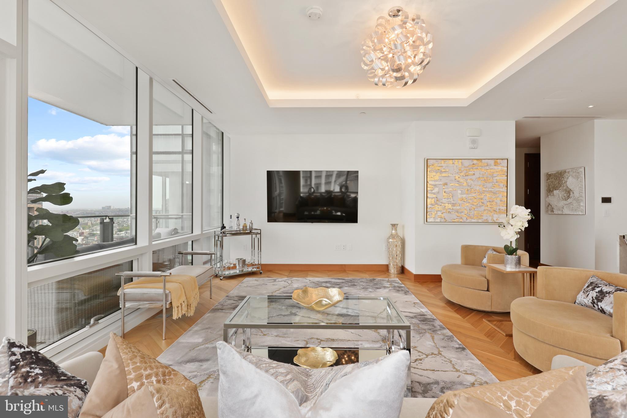 FOUR SEASONS PRIVATE RESIDENCES - Residential