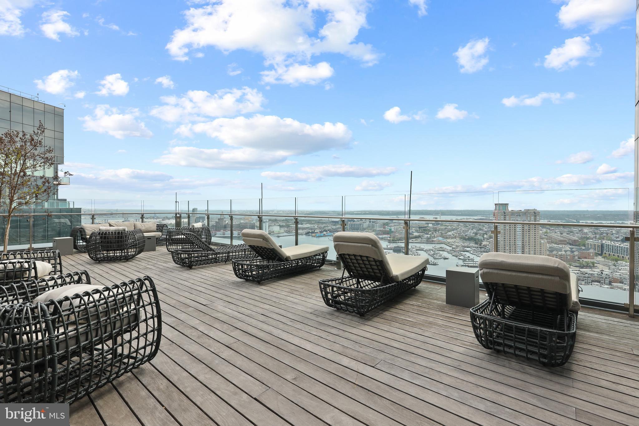 FOUR SEASONS PRIVATE RESIDENCES - Residential
