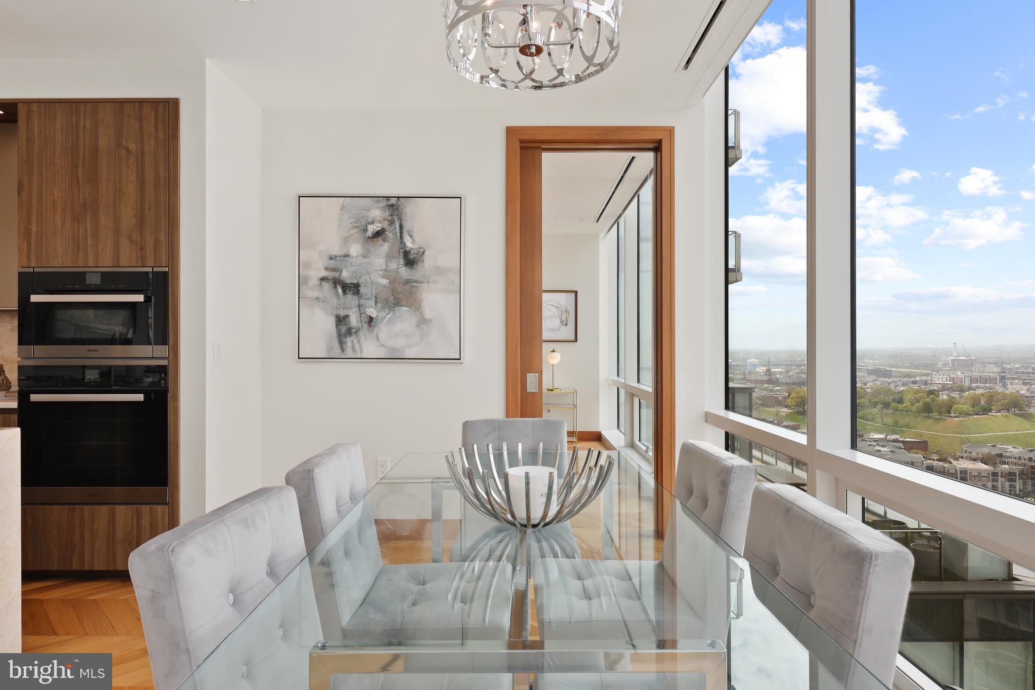 FOUR SEASONS PRIVATE RESIDENCES - Residential